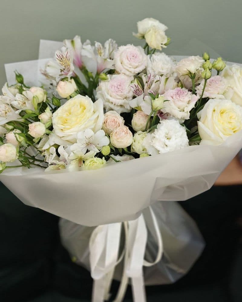 Букет роз и эустомы