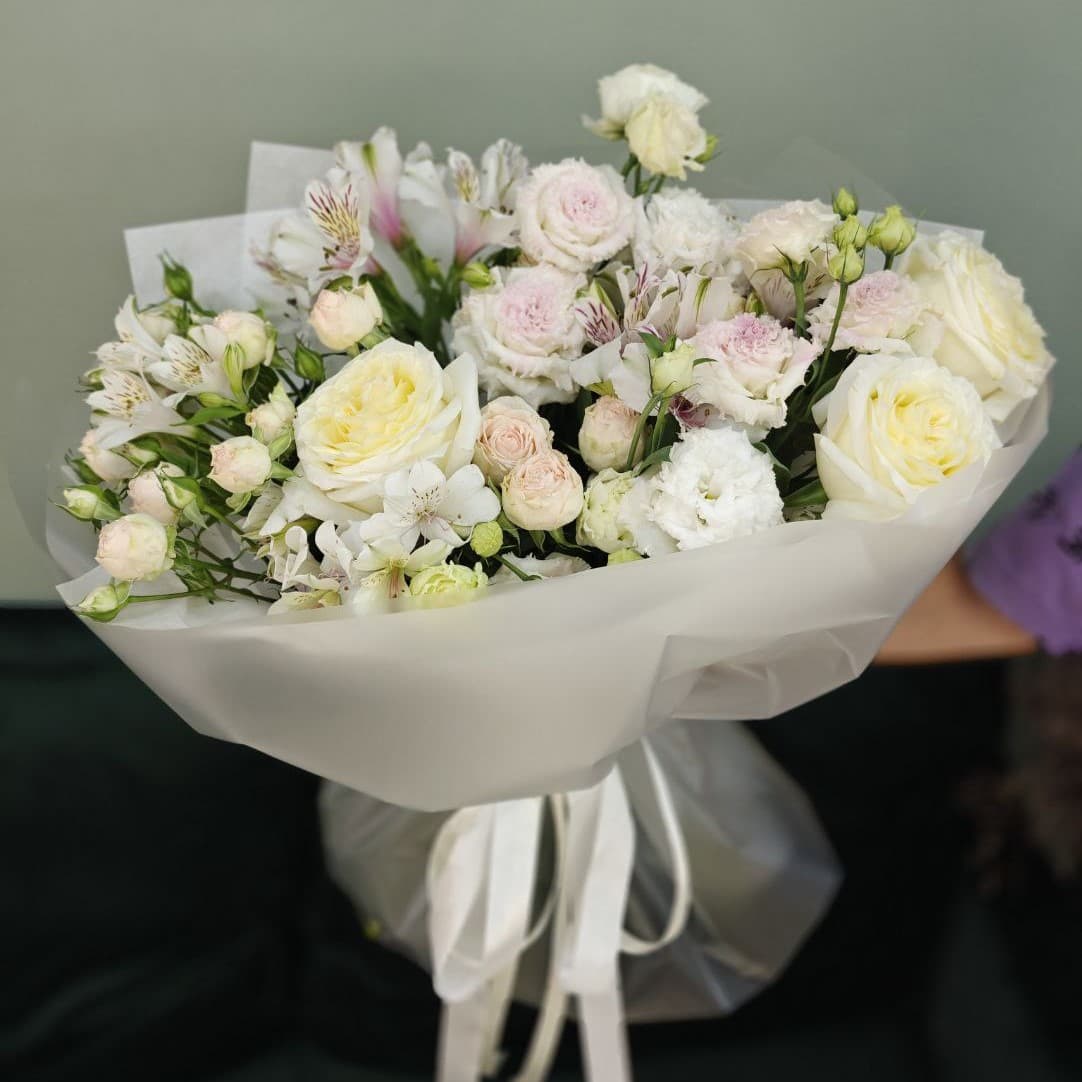 Букет роз и эустомы