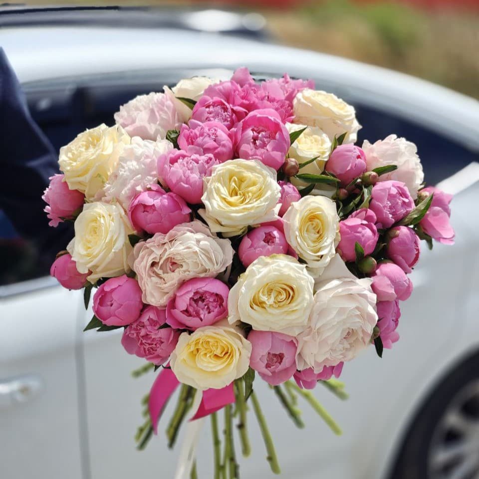 Букет пионов и роз