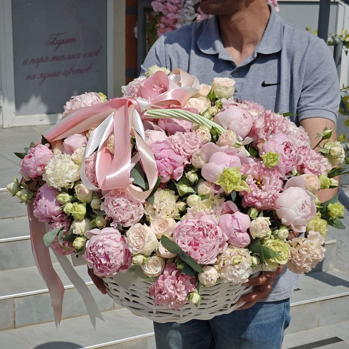 Корзина с пионами, кустовой розой, эустомой