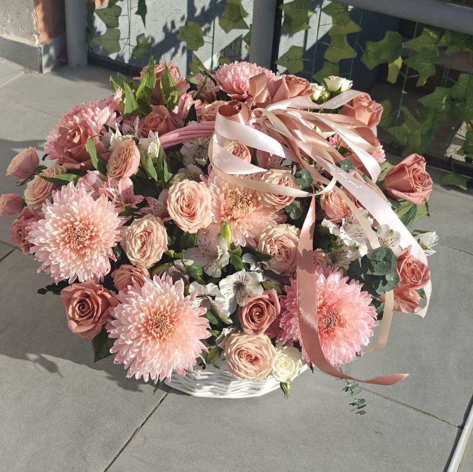 Корзина хризантем, роз и альстромерии