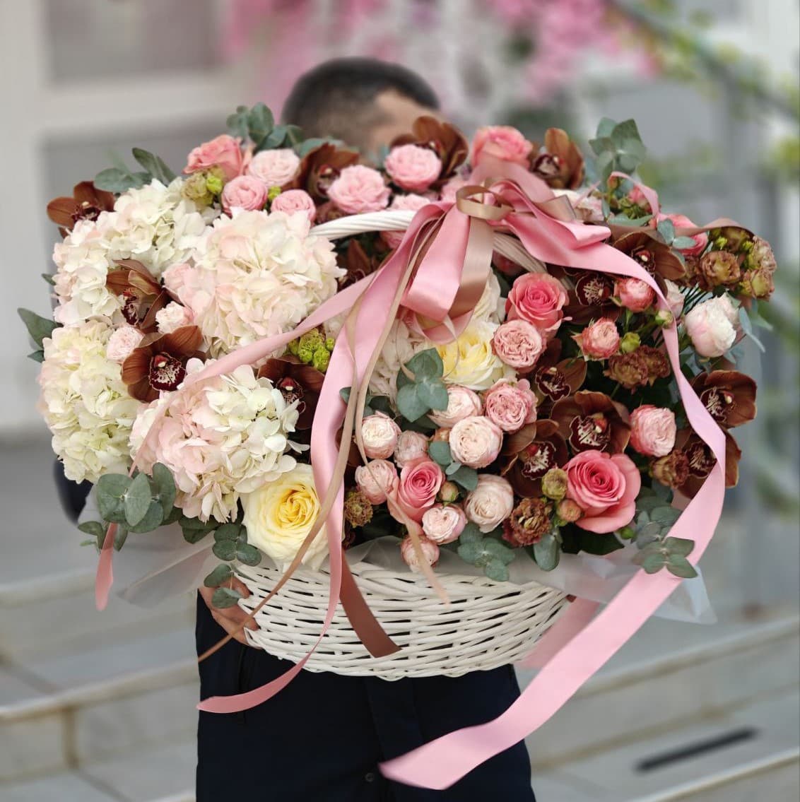 Корзина с гортензией, цимбидиумом, эустомой, кустовой розой