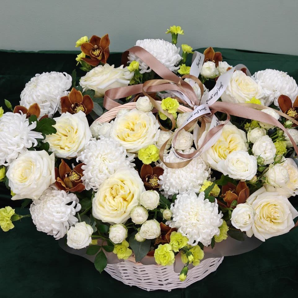 Корзина из роз, цимбидиума, хризантем