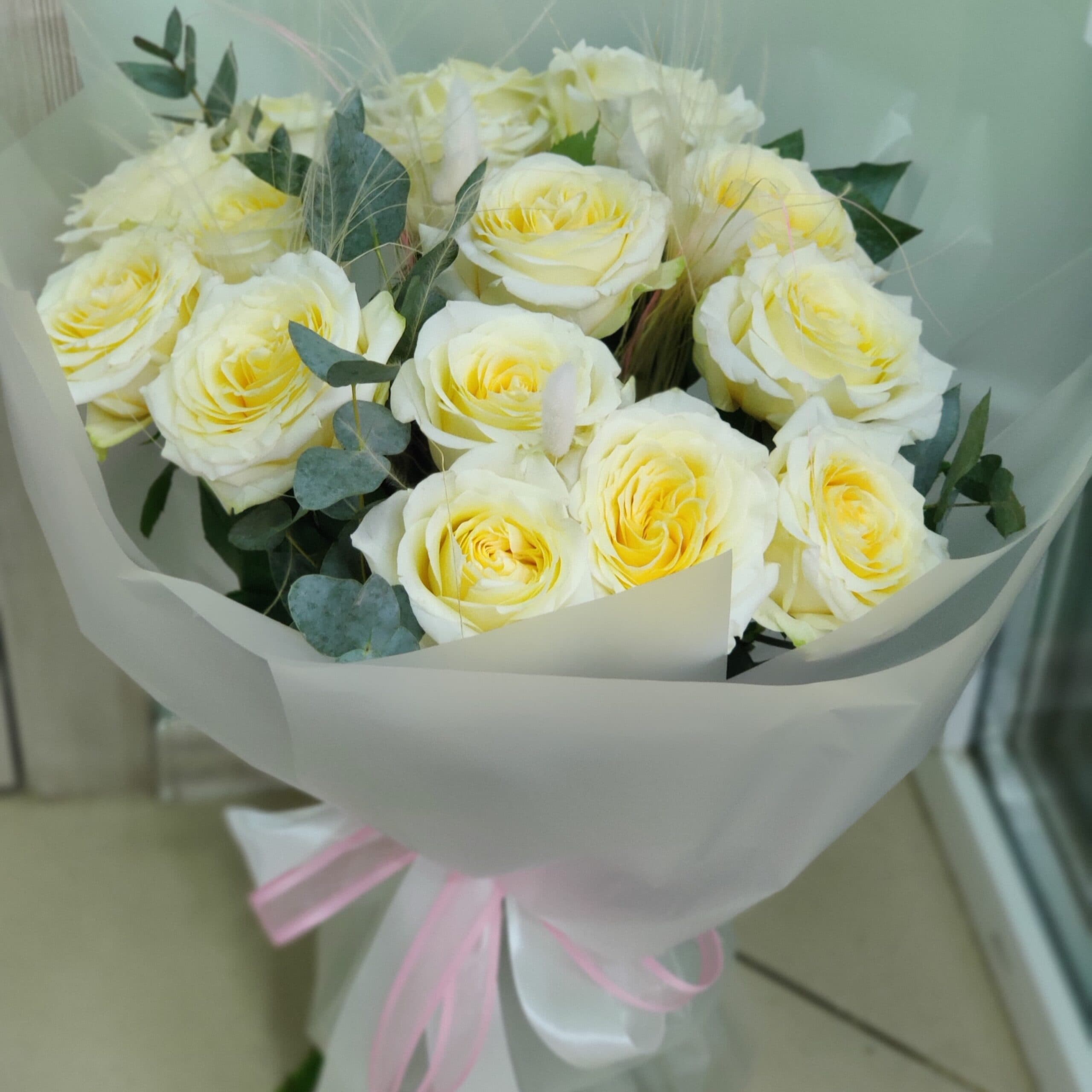 15 пионовидных роз Ароматный Канделайт