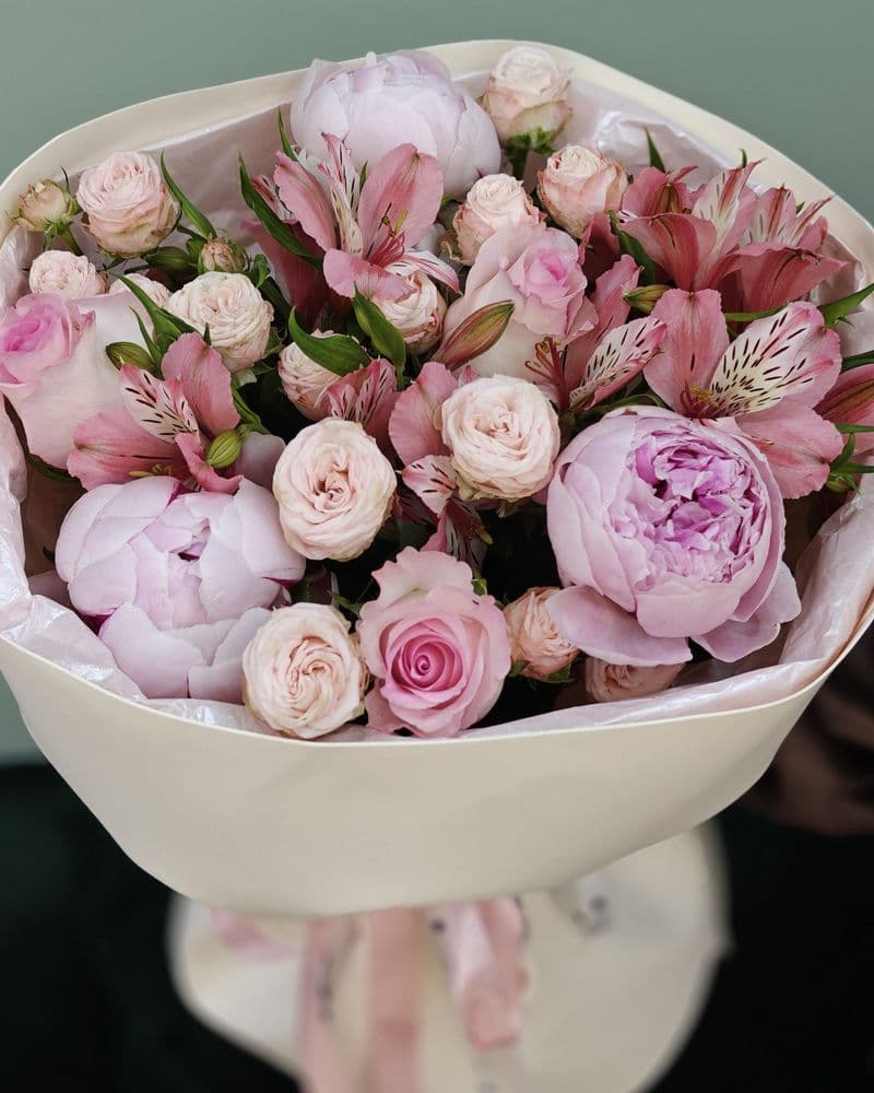 Букет из пионов, пионовидных кустовых роз
