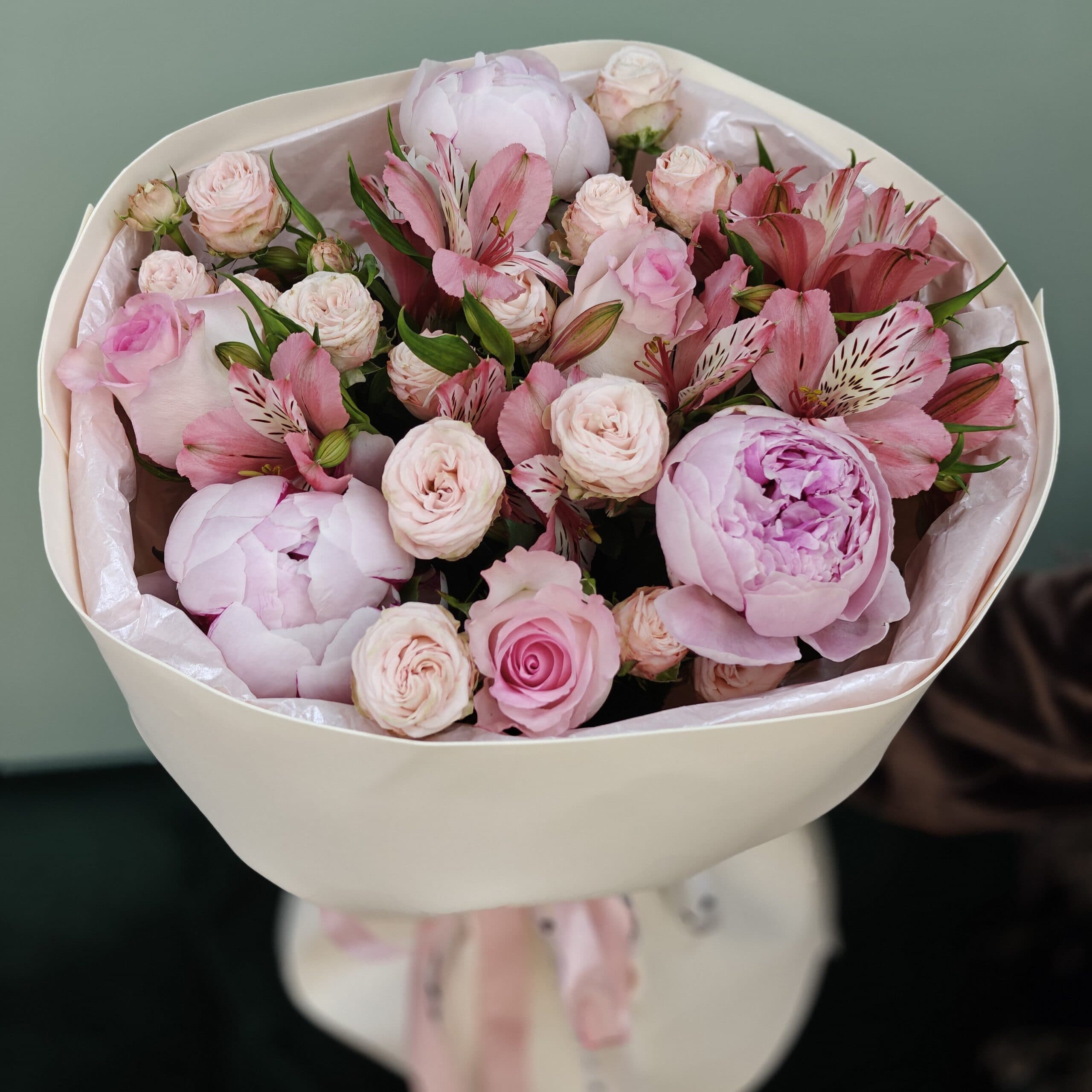 Букет из пионов, пионовидных кустовых роз