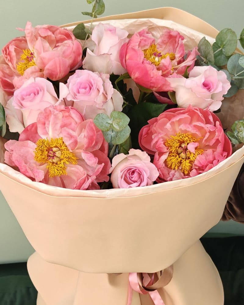 Букет из пионов коралл шарм