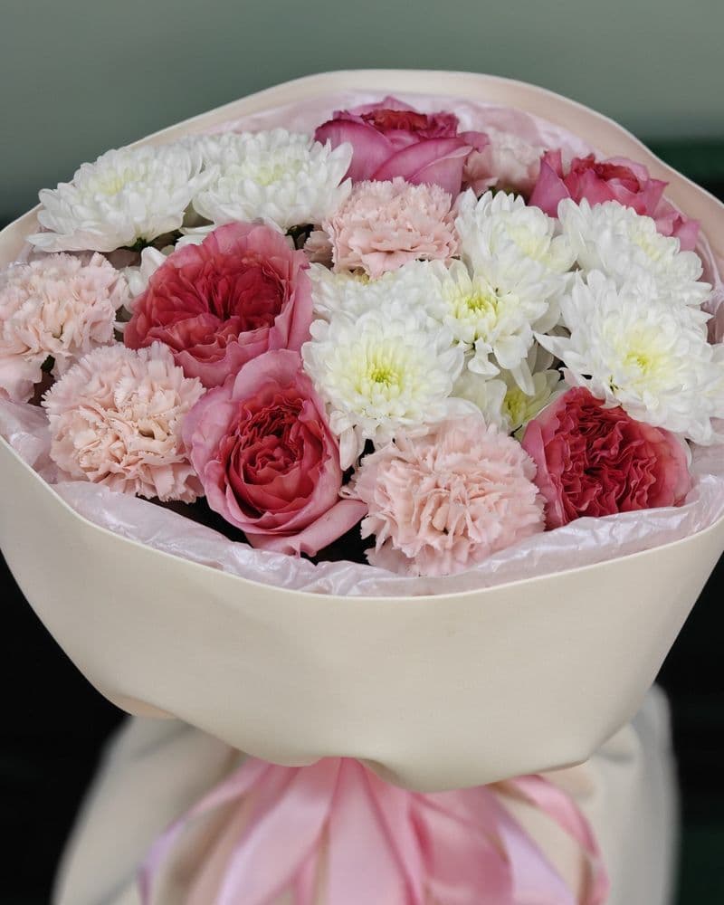 Букет из хризантемы, пионовидных роз, диантусов
