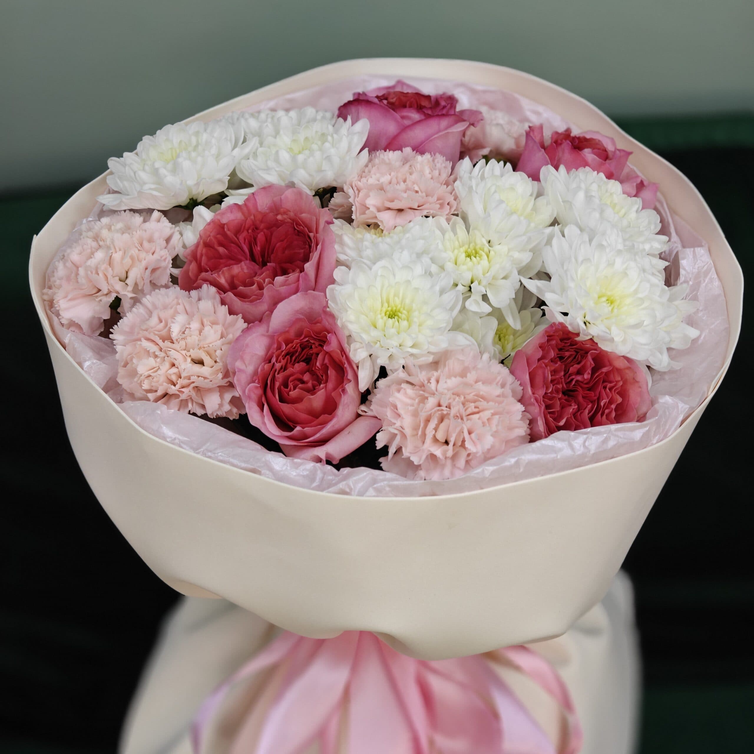 Букет из хризантемы, пионовидных роз, диантусов