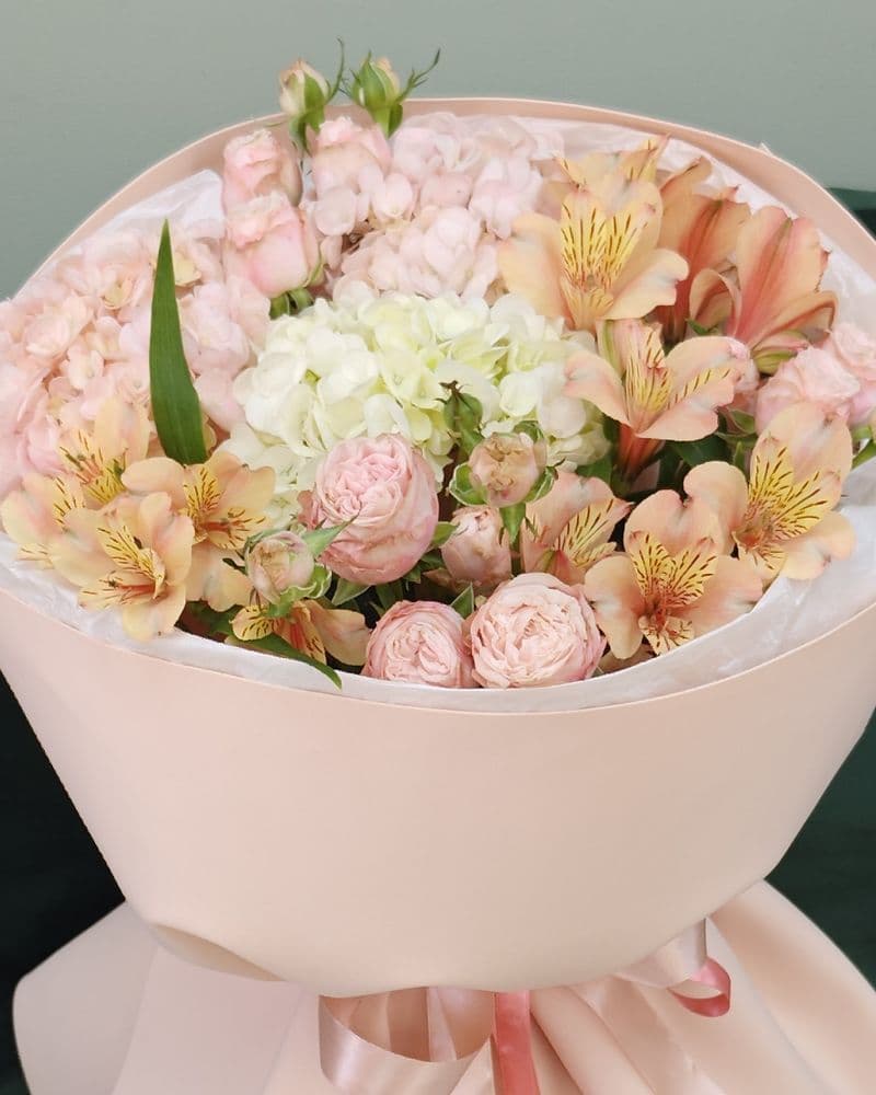 Букет из гортензии альстромерии и кустовой розы