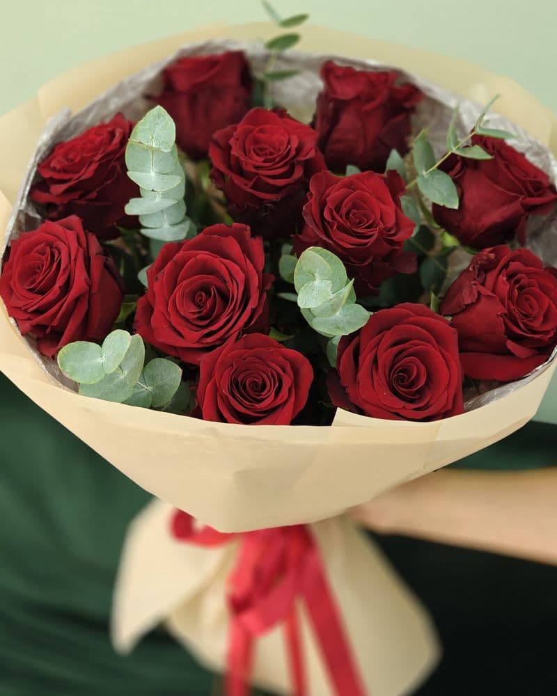 Букет из роз и эвкалипта