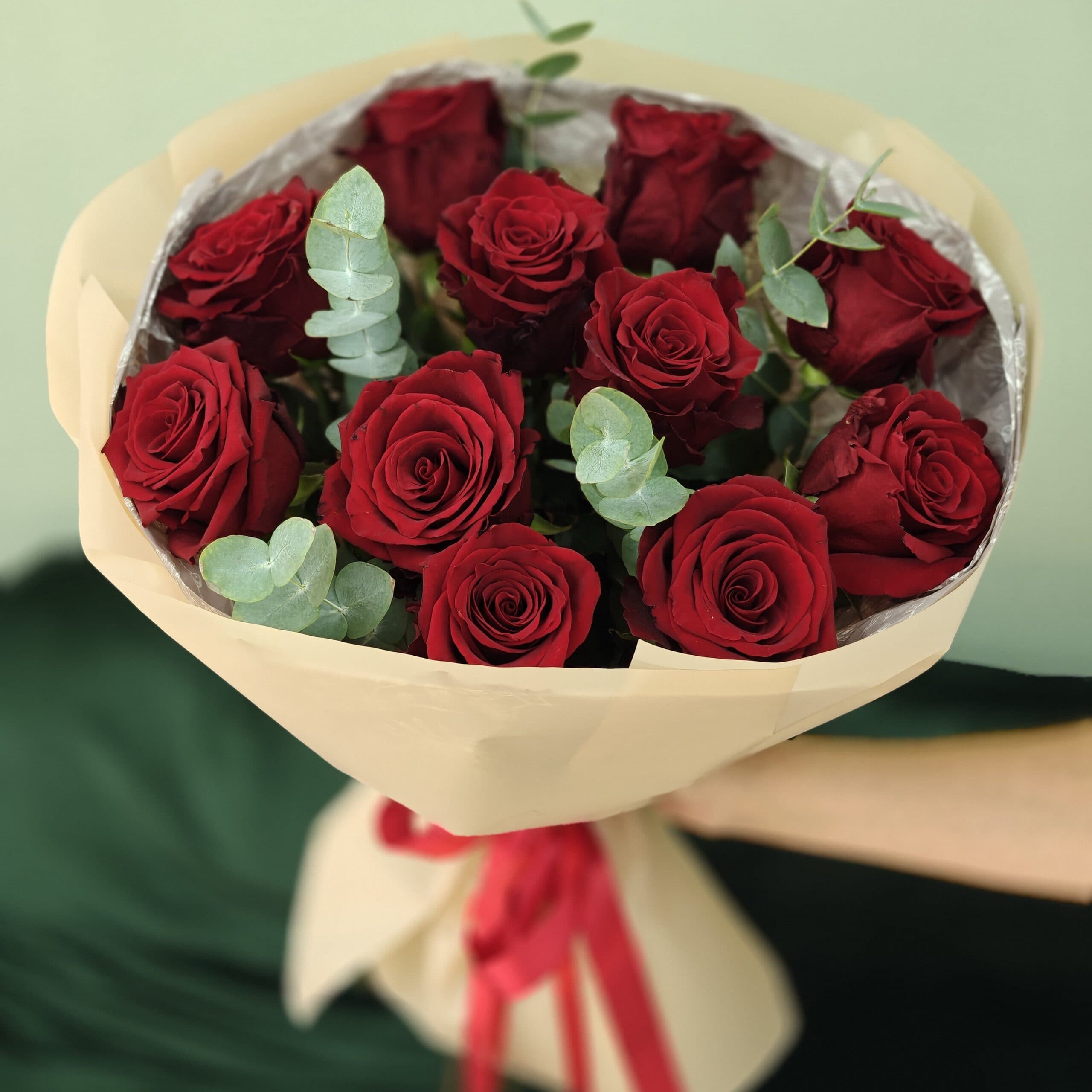 Букет из роз и эвкалипта