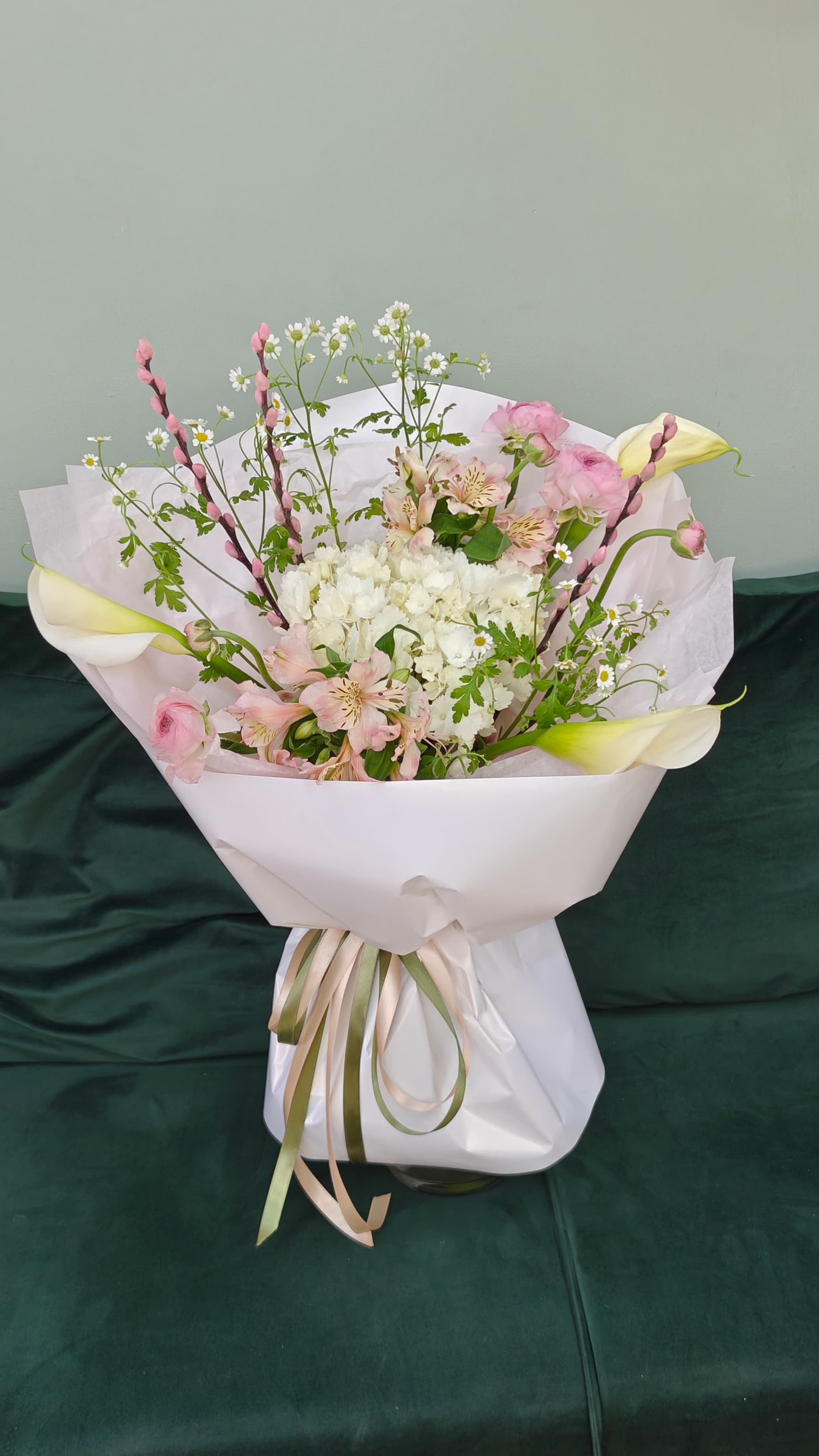 Букет ранункулюсов,ромашек, калл и вербы