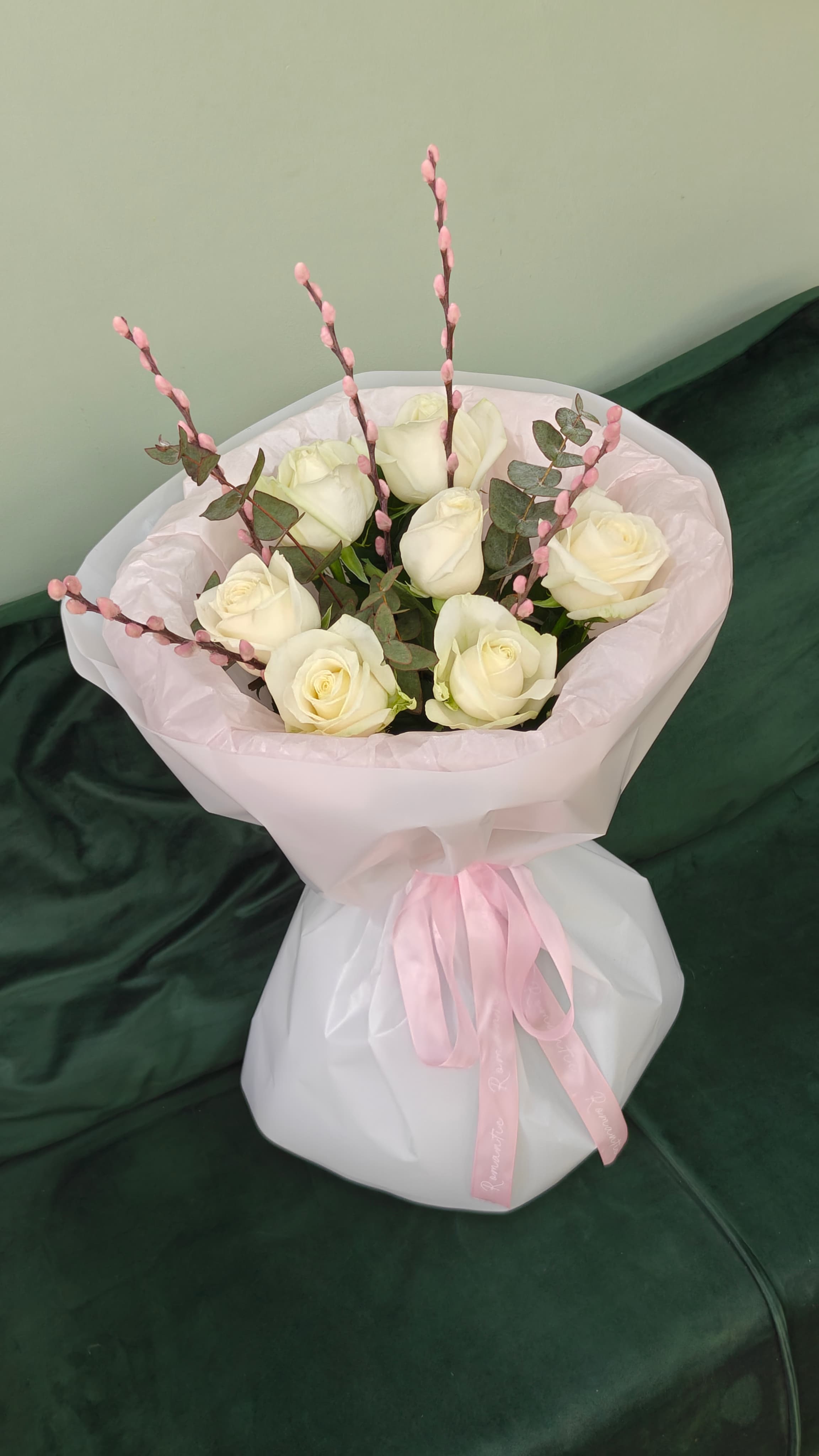 Букет роз и вербы