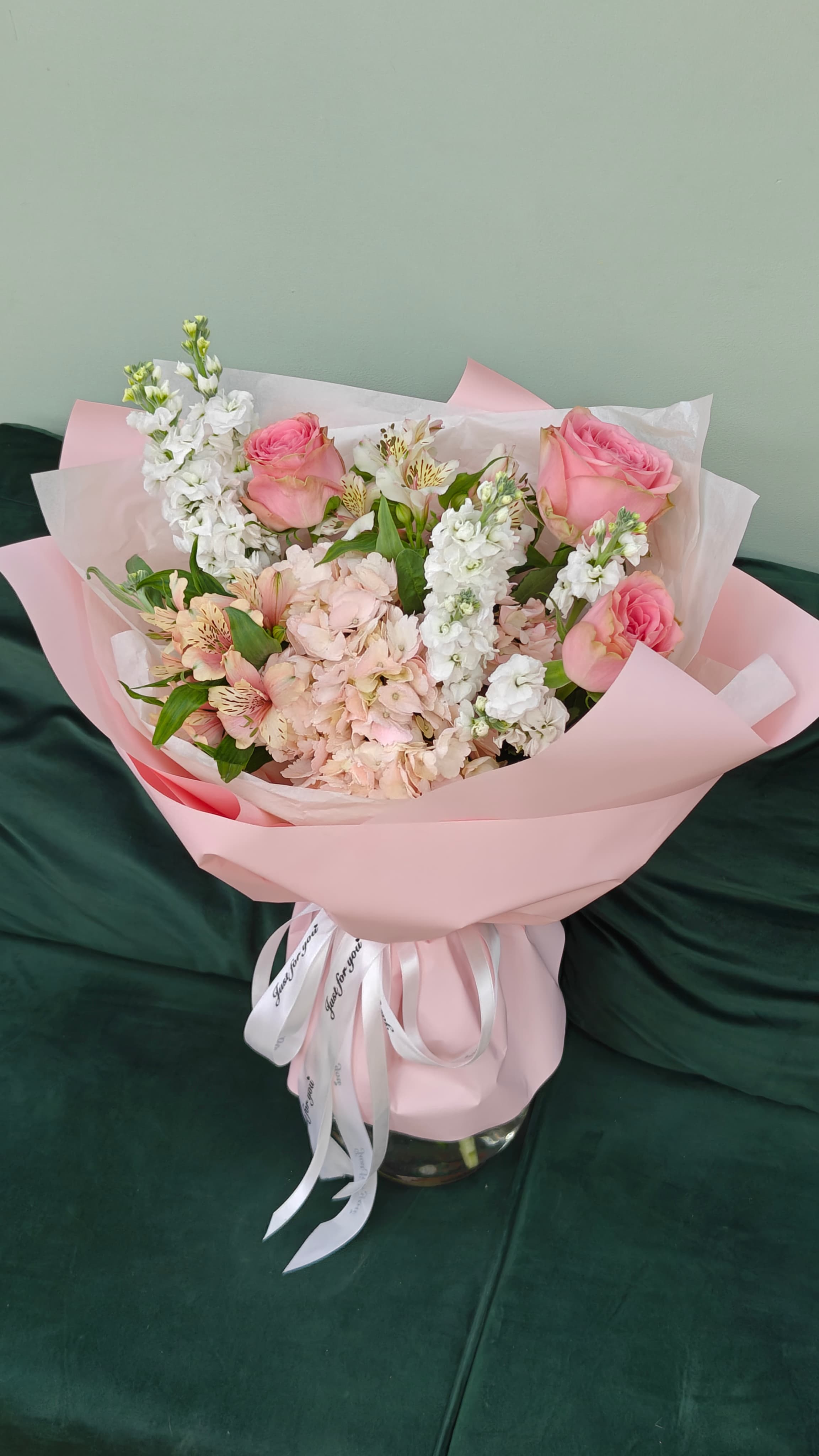 Букет матиолы и роз