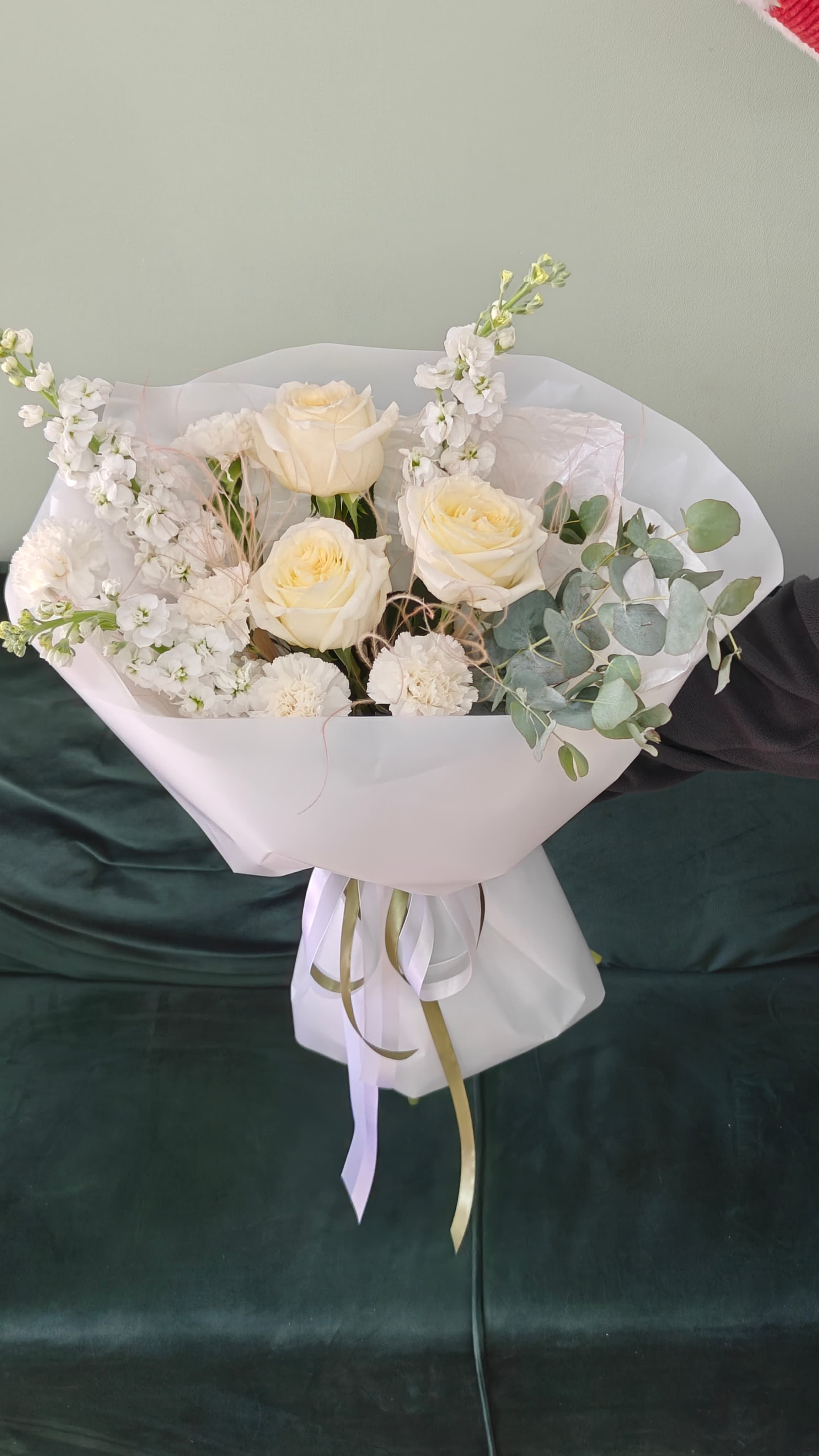 Букет белых пионовидных роз, матиолы, эвкалипта