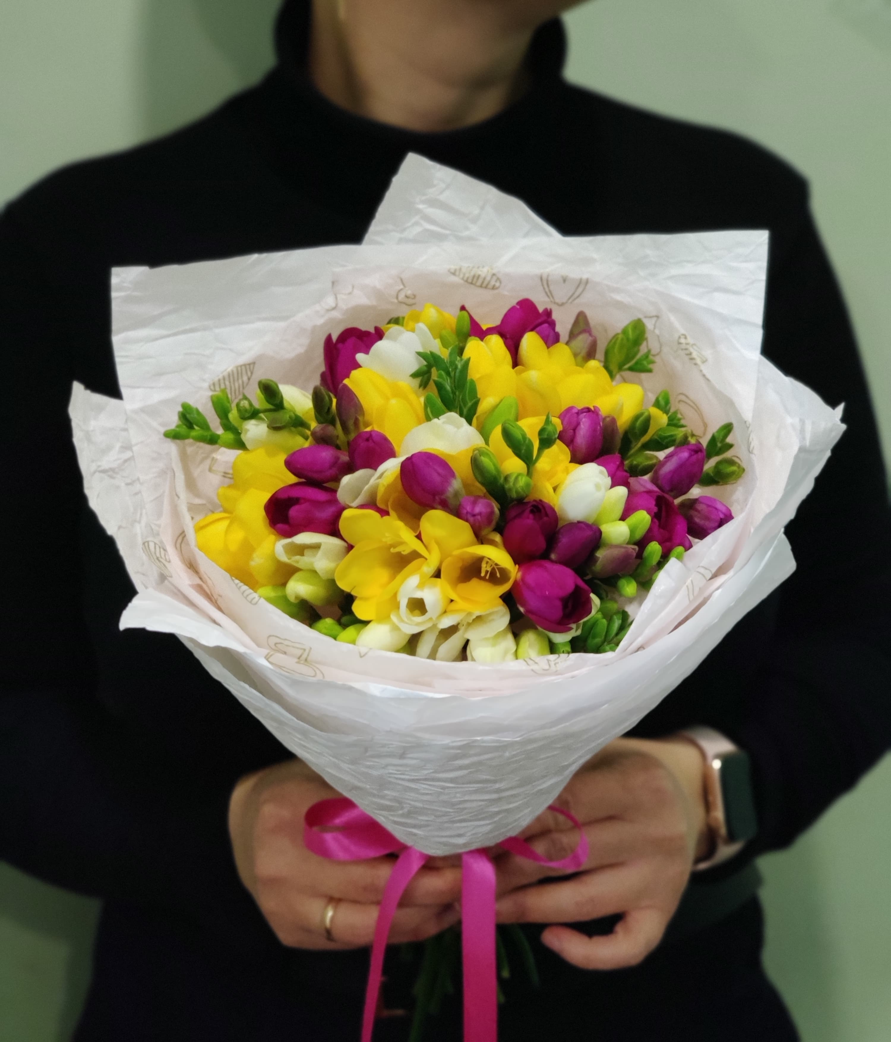 Букет фрезии цветной