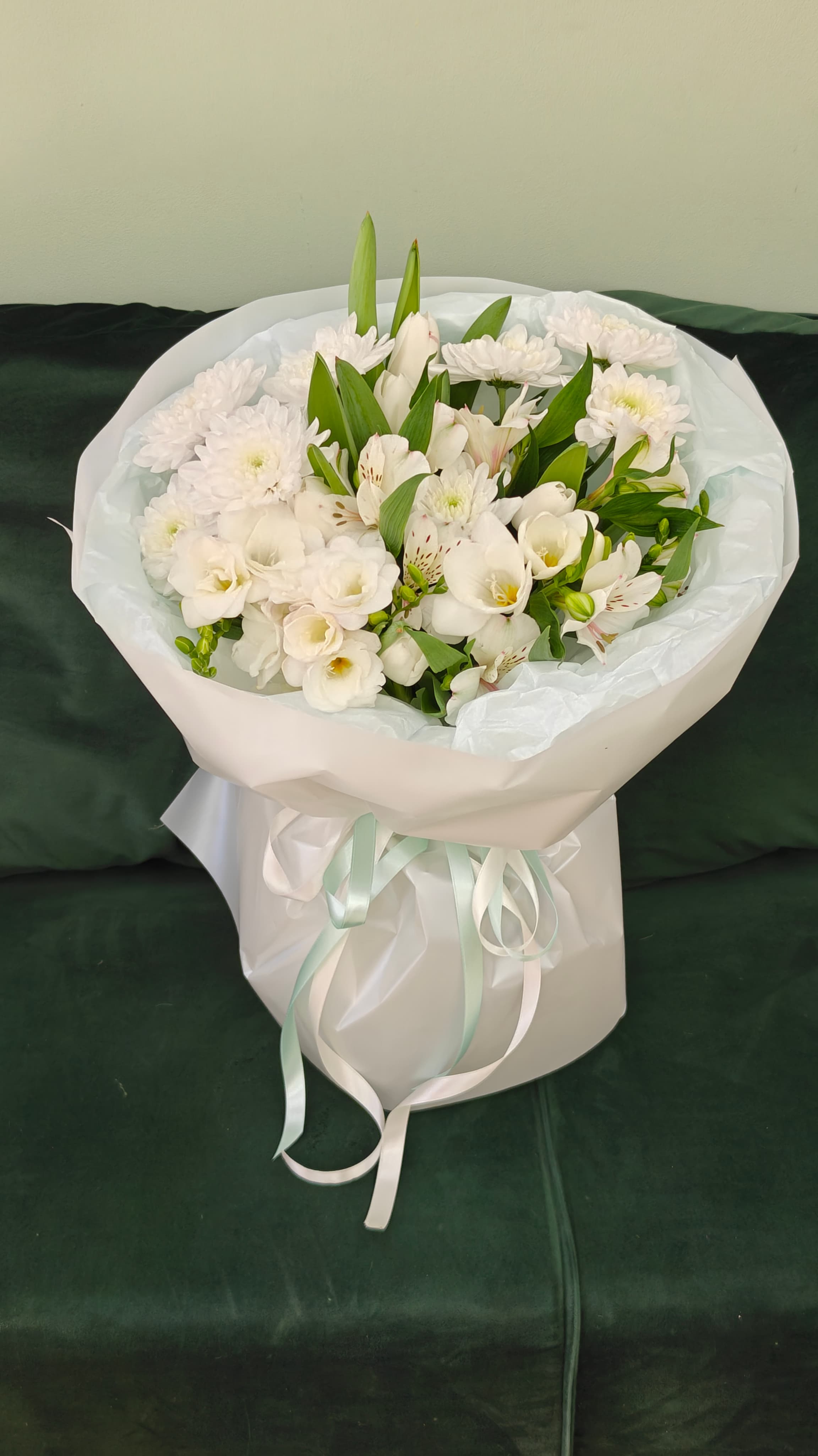 Букет фрезии и тюльпанов белый