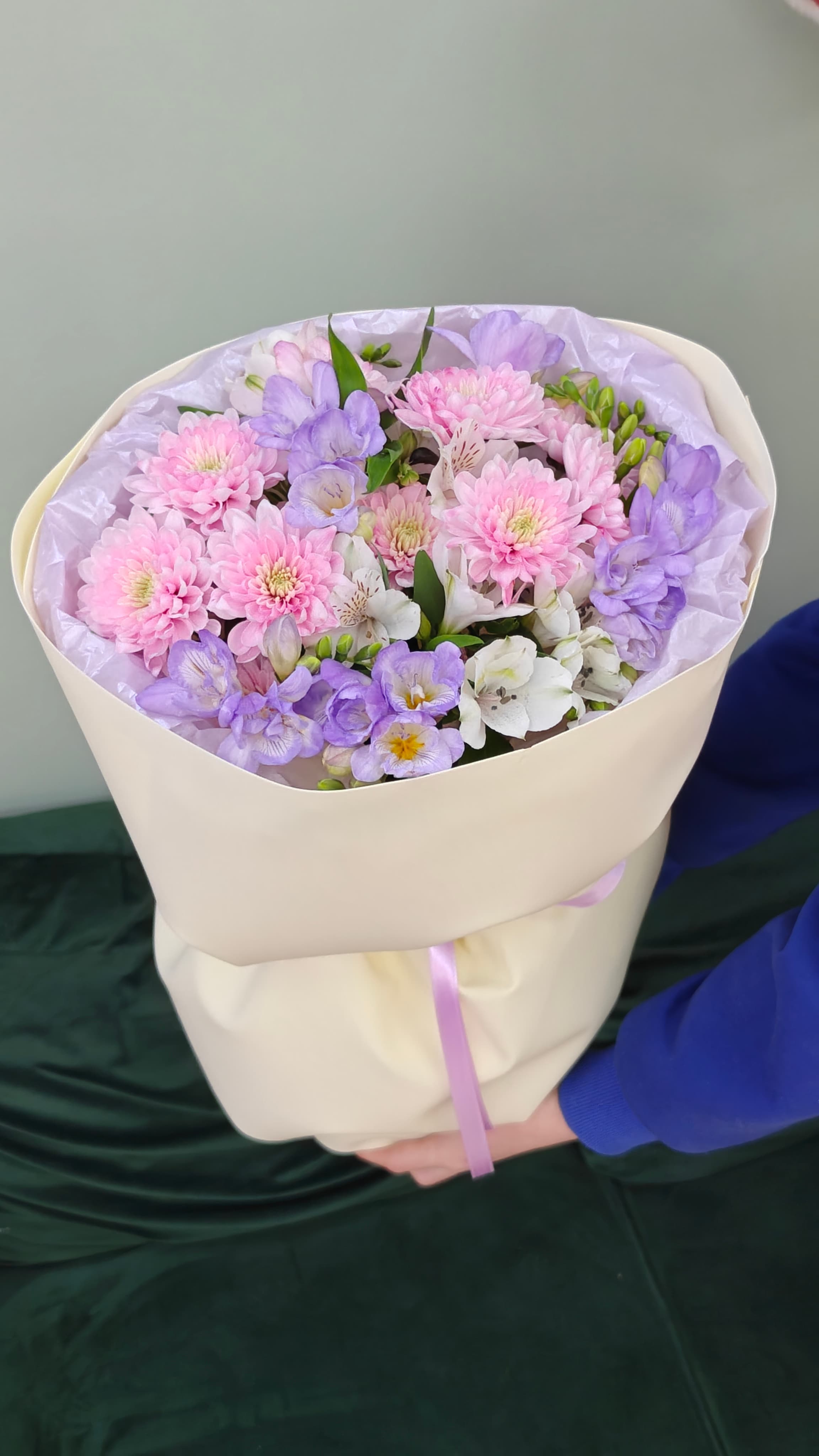 Букет фрезии, альтсромерии, хризантемы