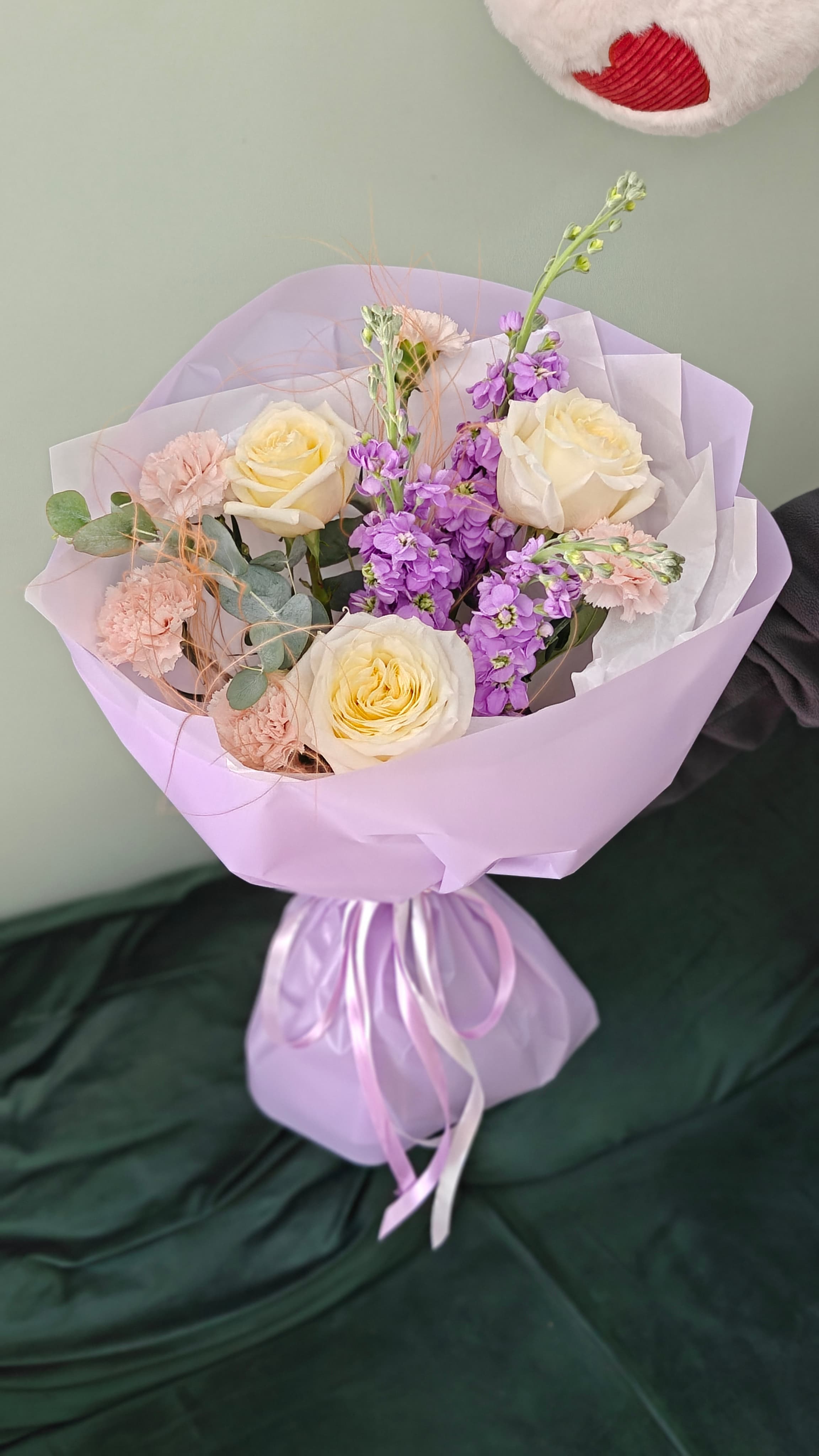 Букет пионовидных роз, диантусов, матиолы