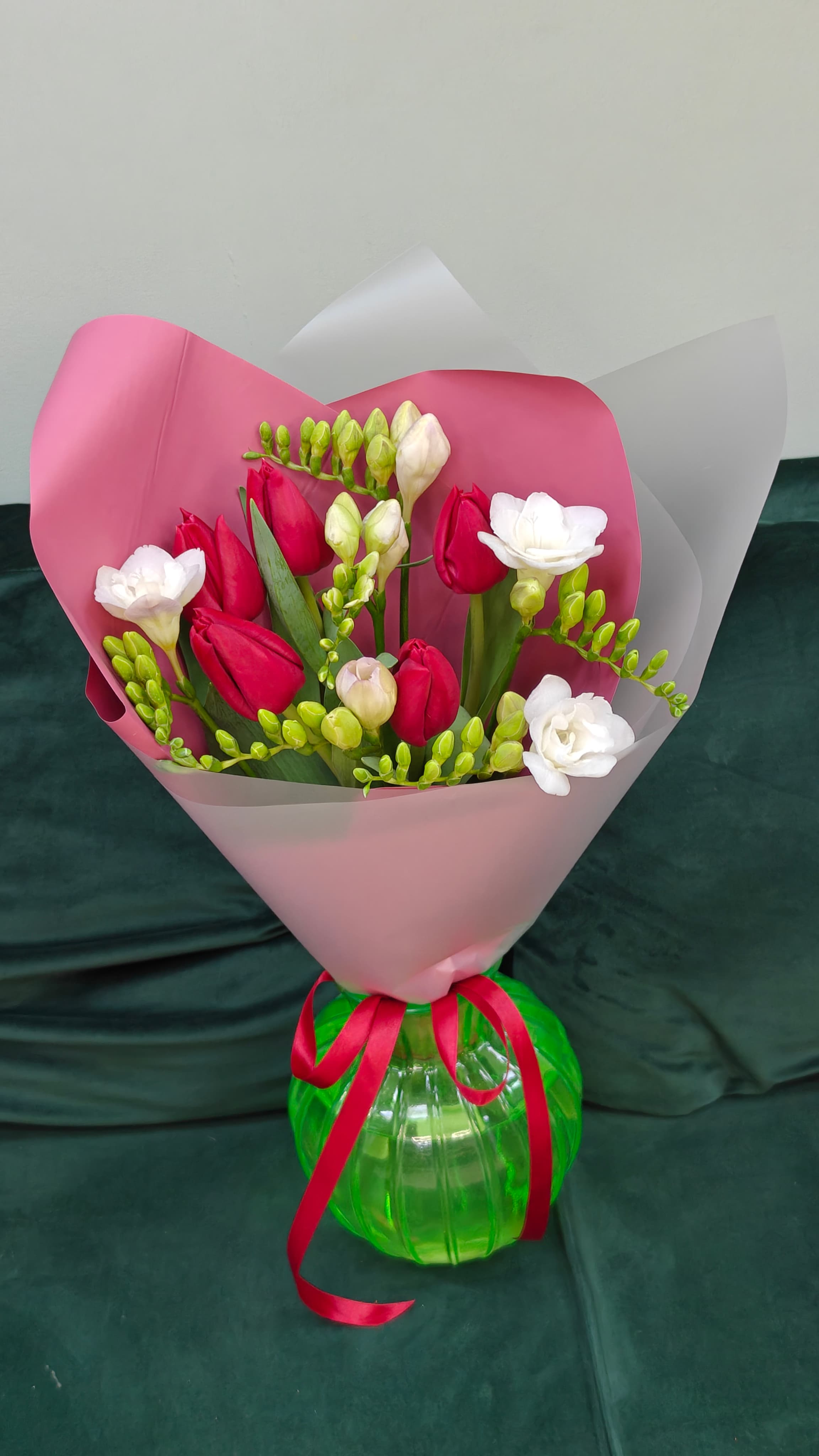 Букет тюльпанов и ароматной фрезии