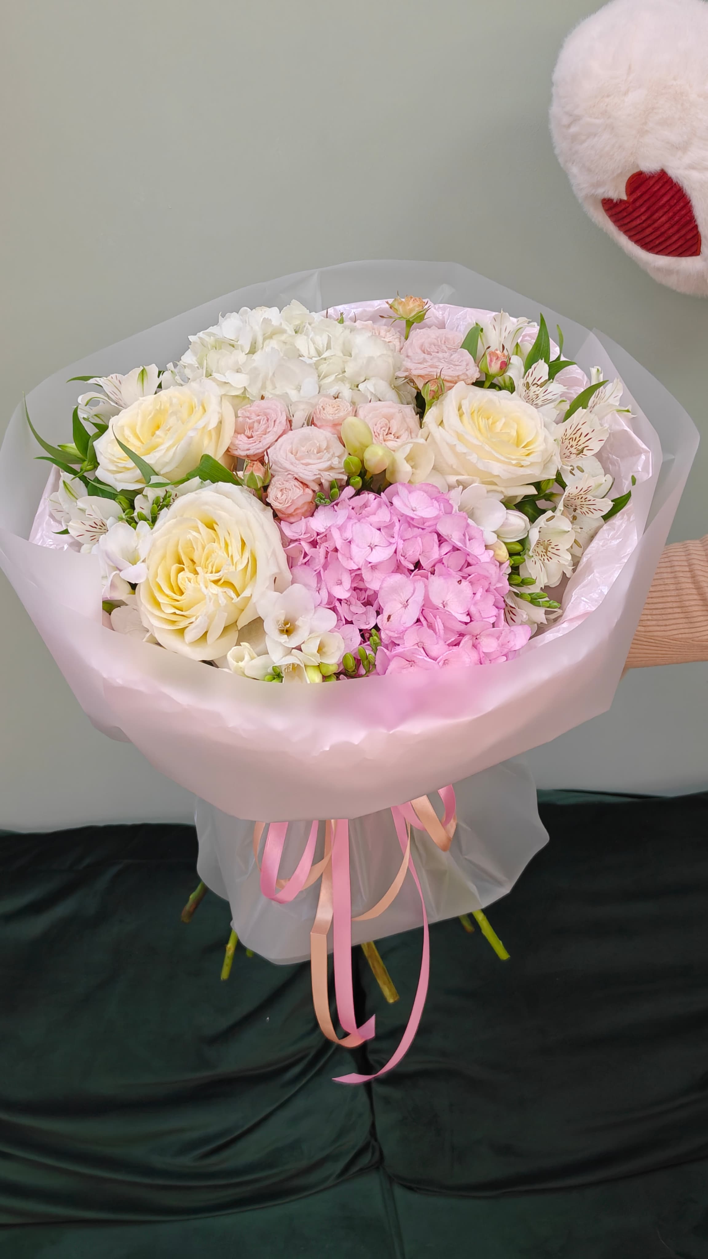 Букет гортензии, пионовидных роз и ароматной фрезии