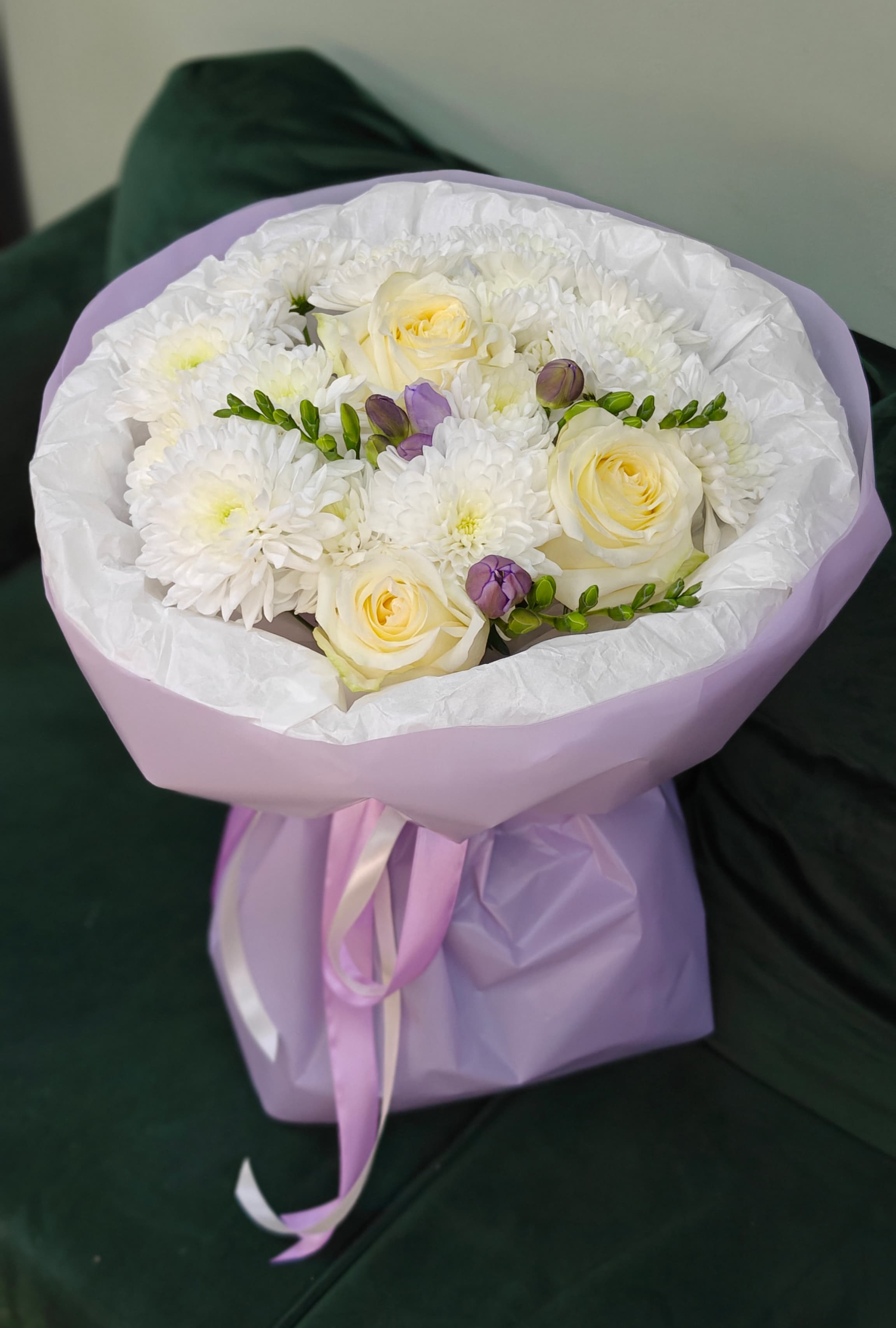 Букет роз, хризантемы и фрезии