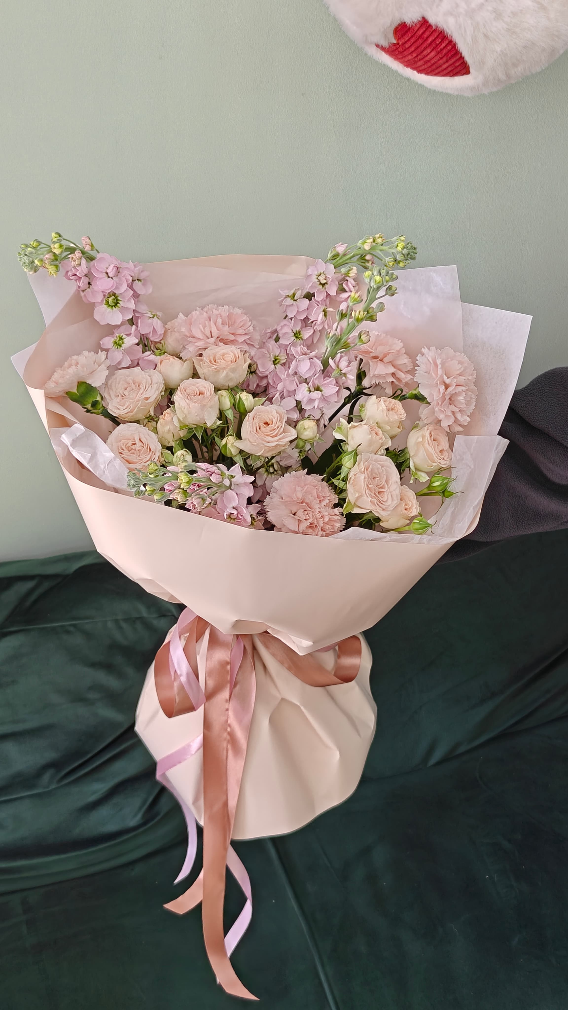 Букет матиолы и кустовых роз