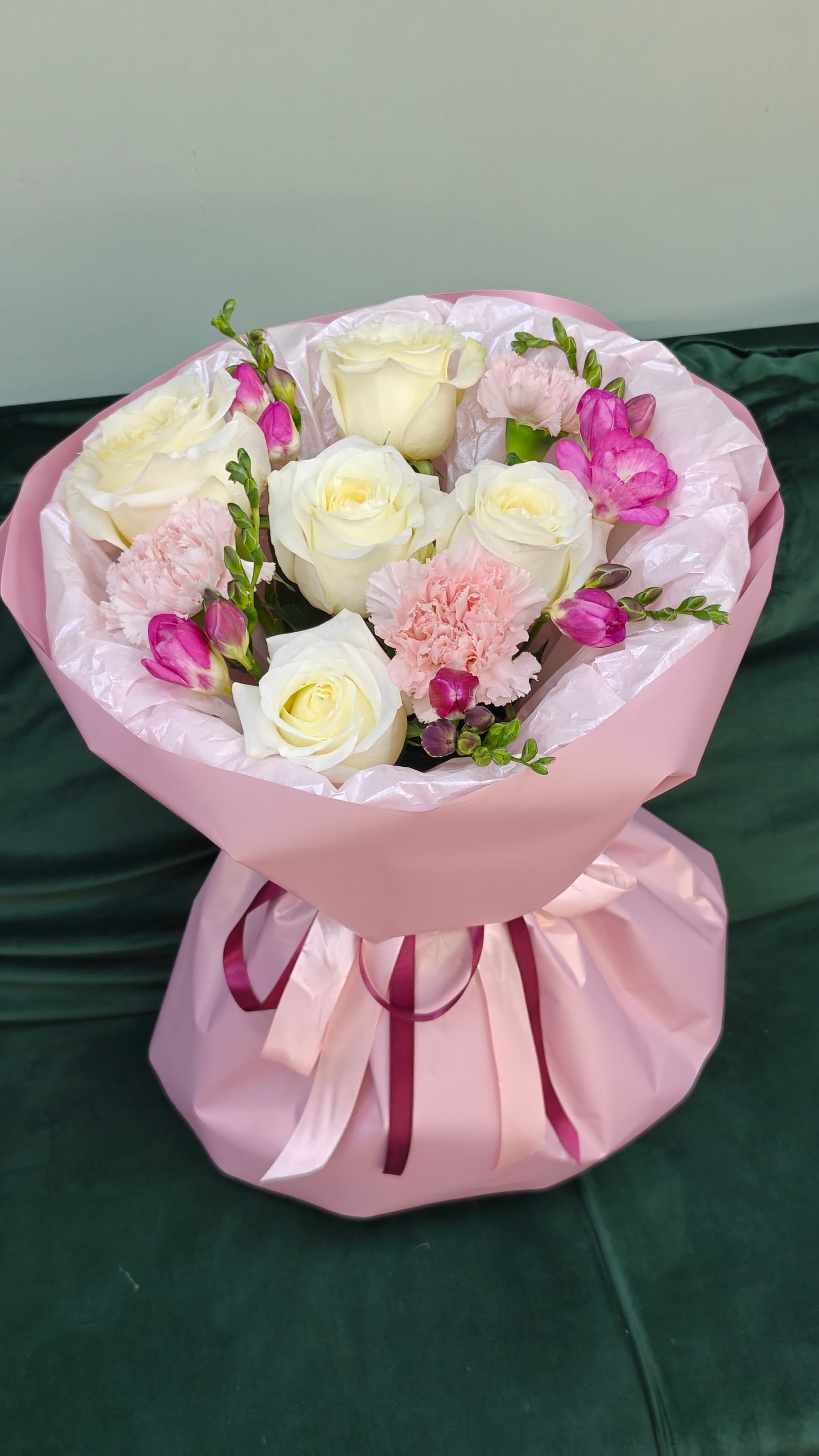 Букет пионовидных ароматных роз и фрезии