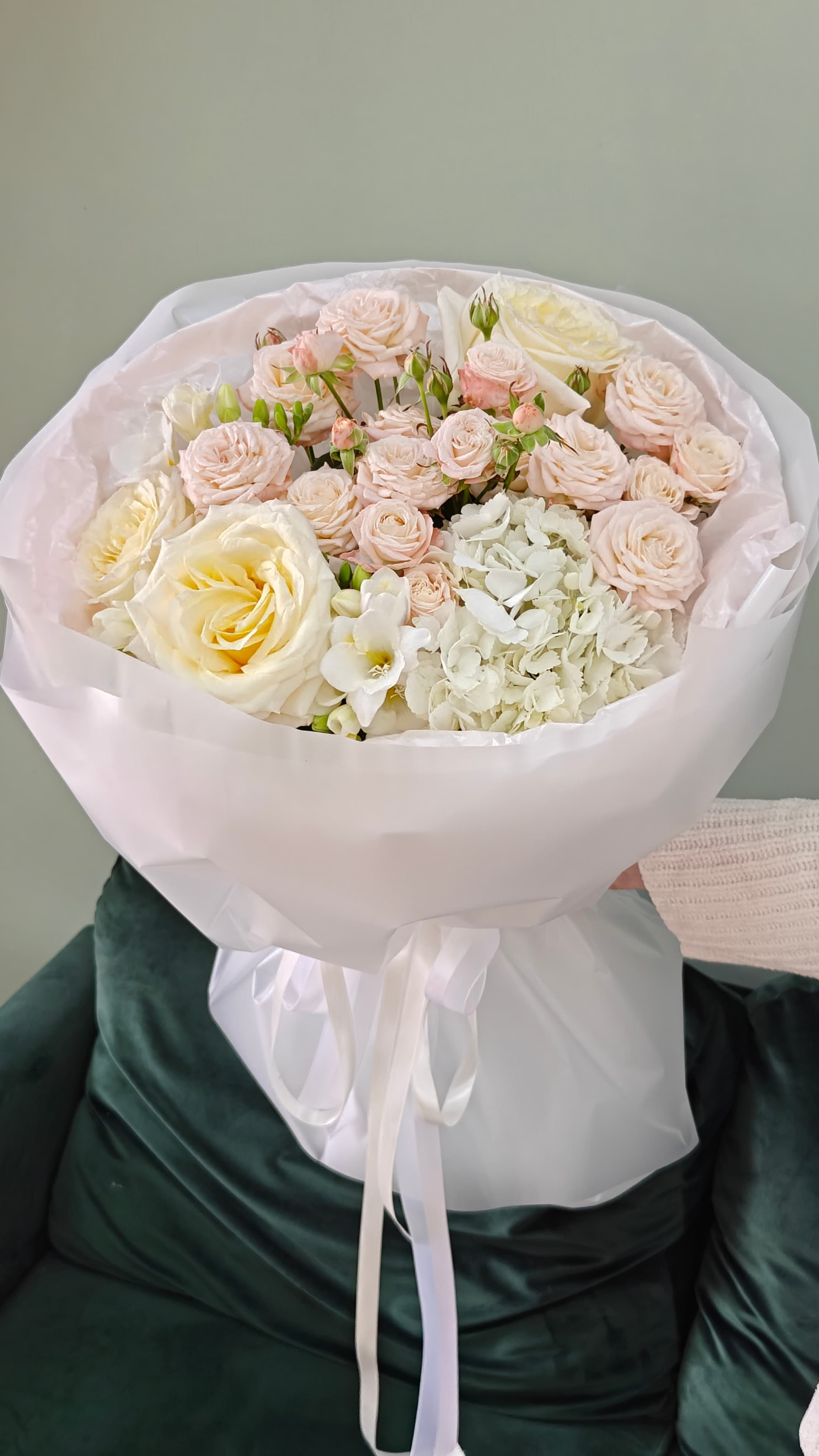 Букет пионовидных роз, фрезии