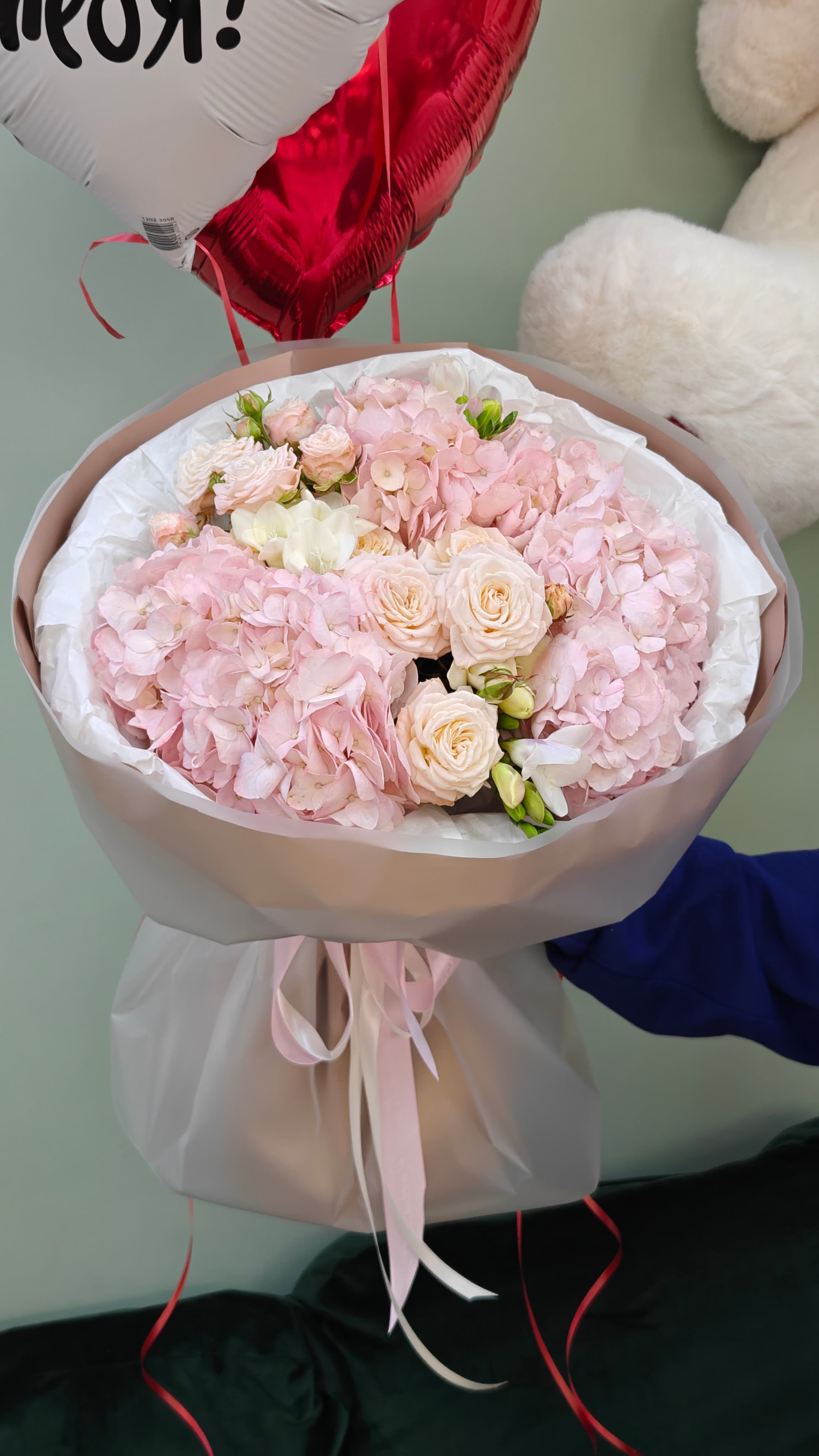 Букет гортензии и фрезии