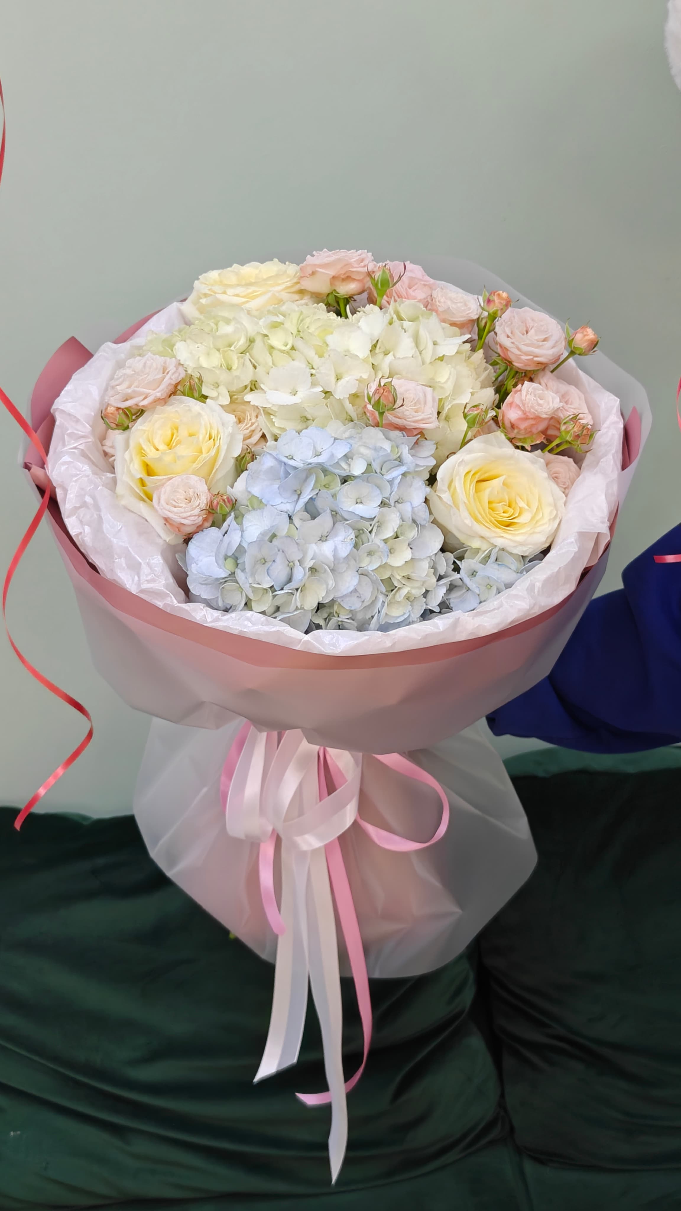 Букет гортензии, кустовых роз