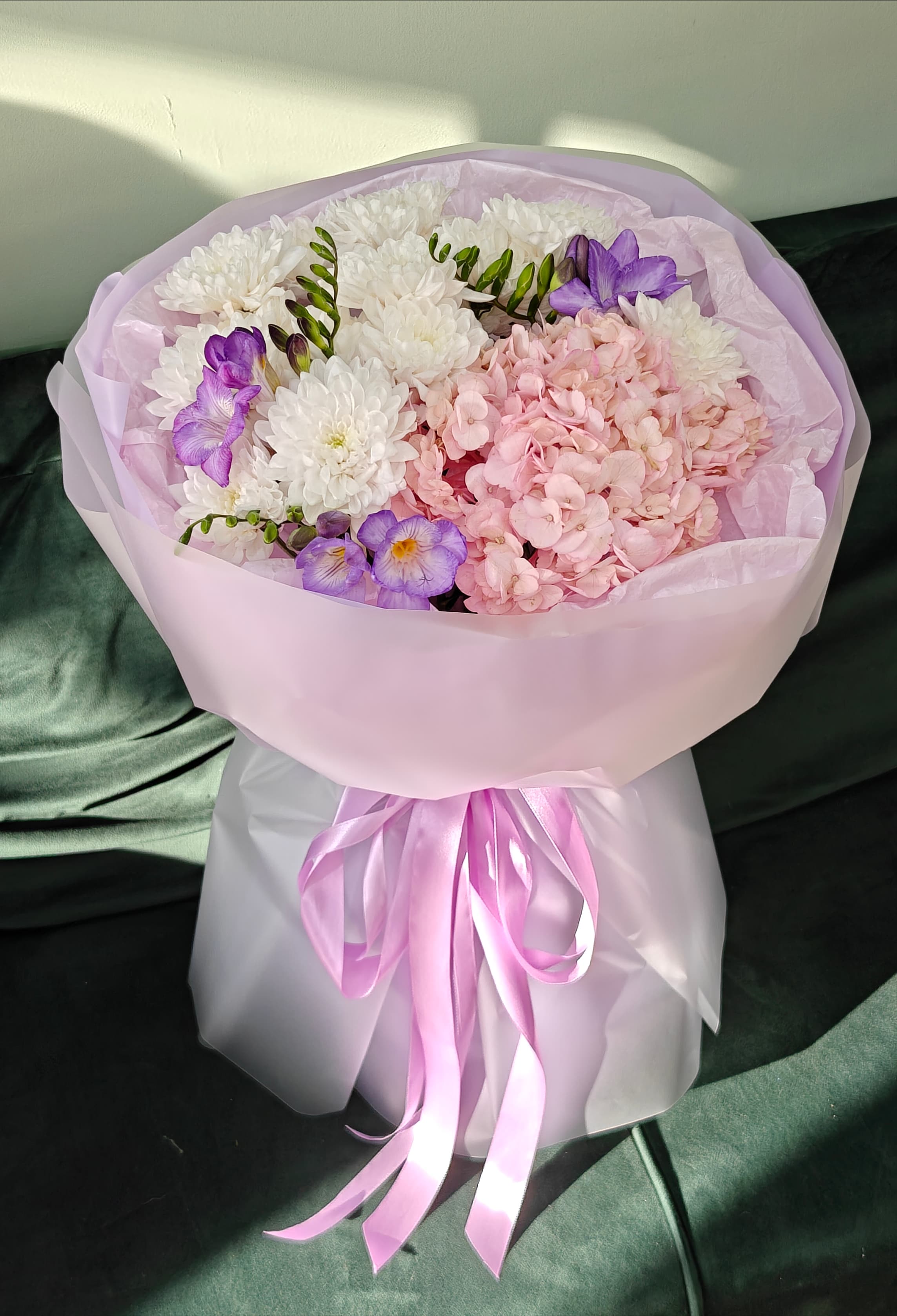 Букет ароматной фрезии и гортензии