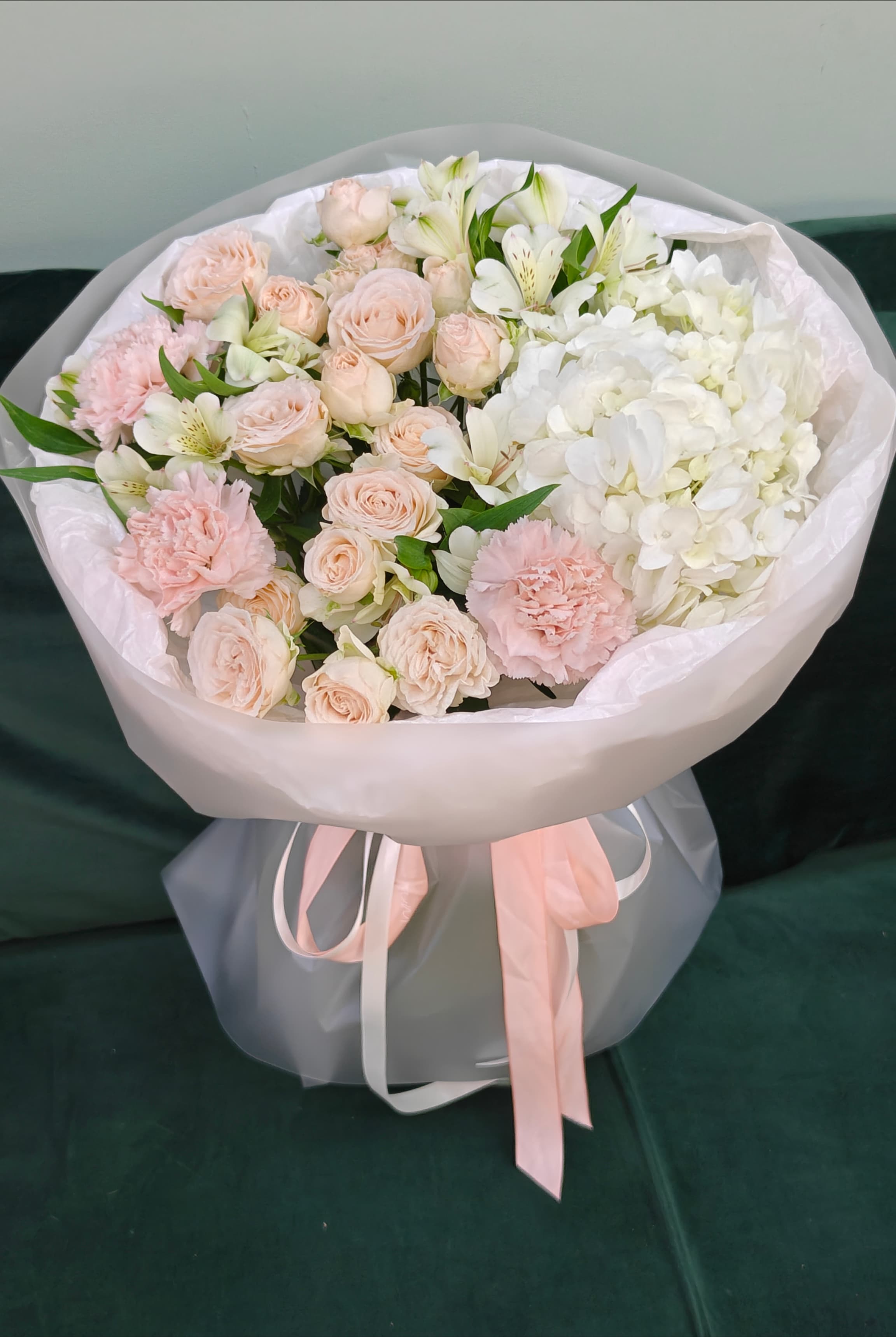 Букет белой гортензии, пионовидных роз