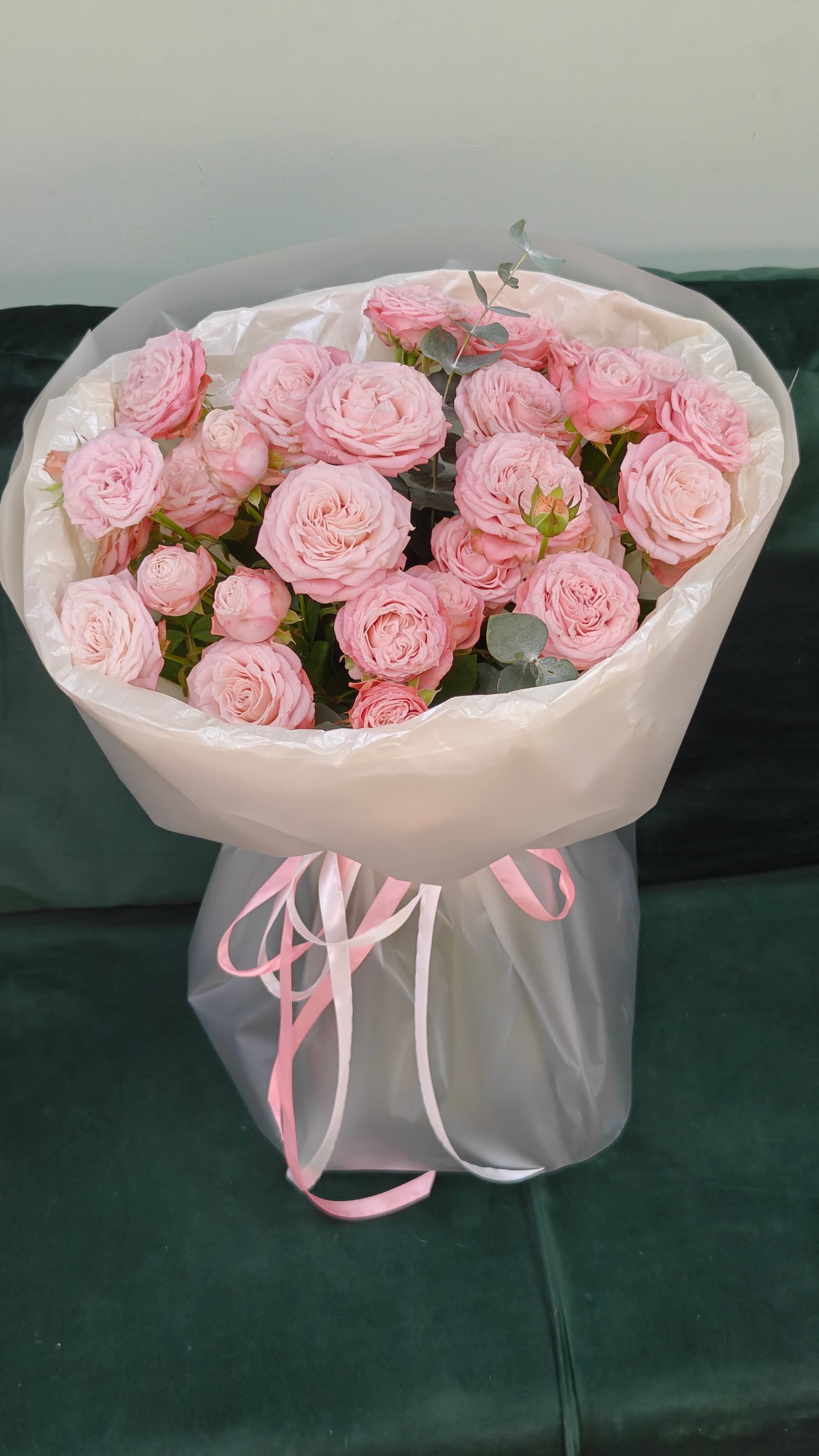 Букет розовых пионовидных кустовых роз