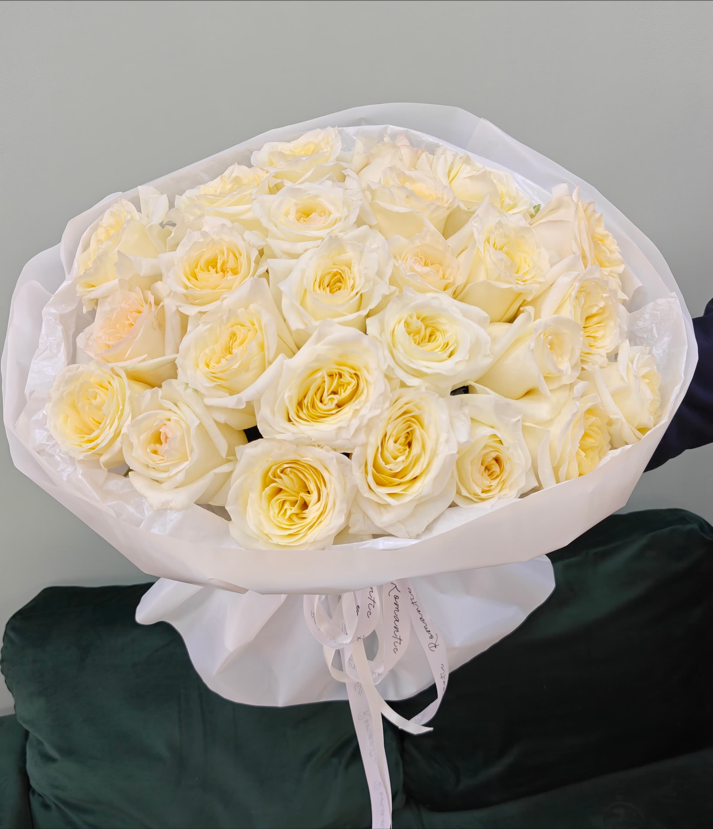 Букет белых пионовидных роз