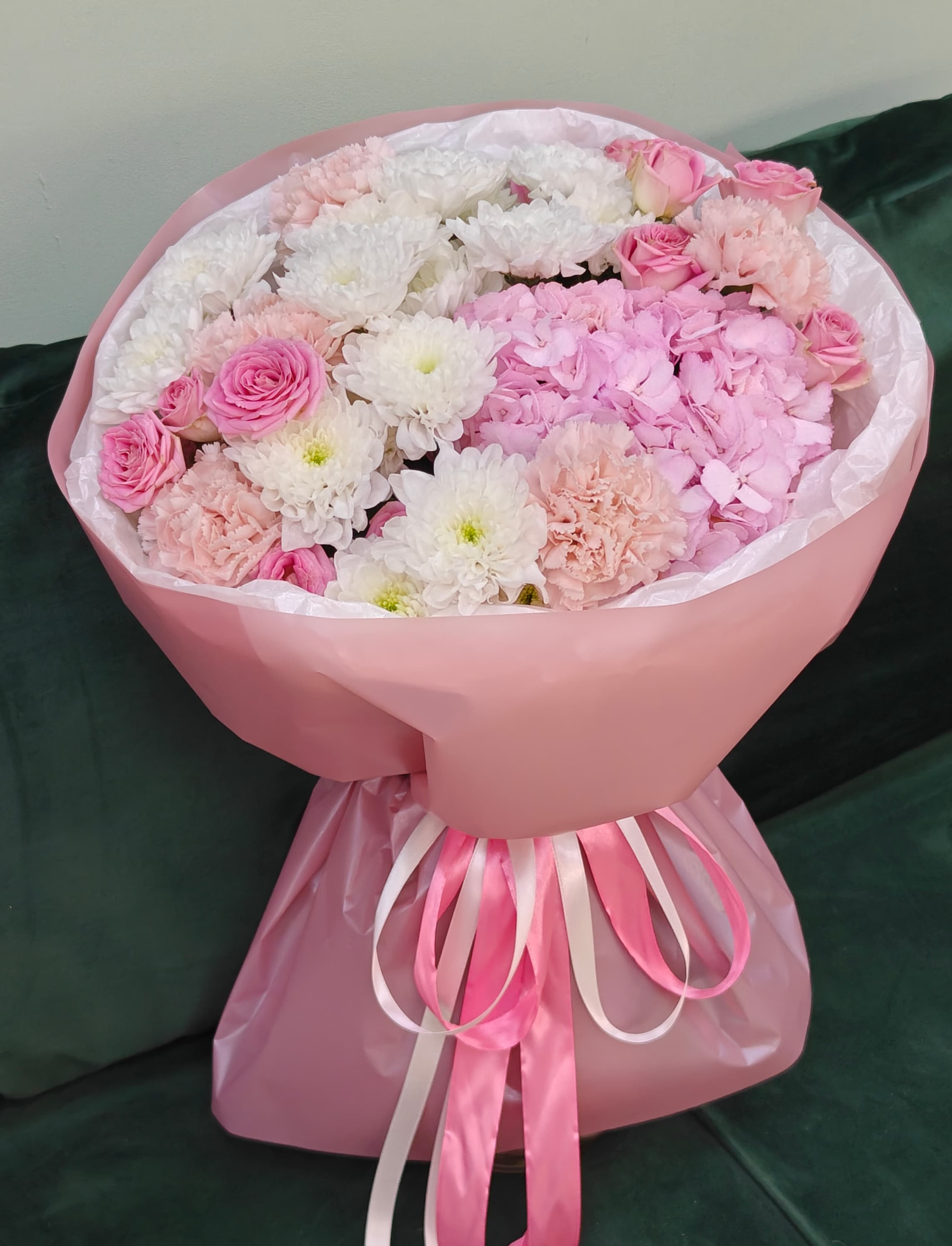 Букет гортензии, диантусов, кустовых роз