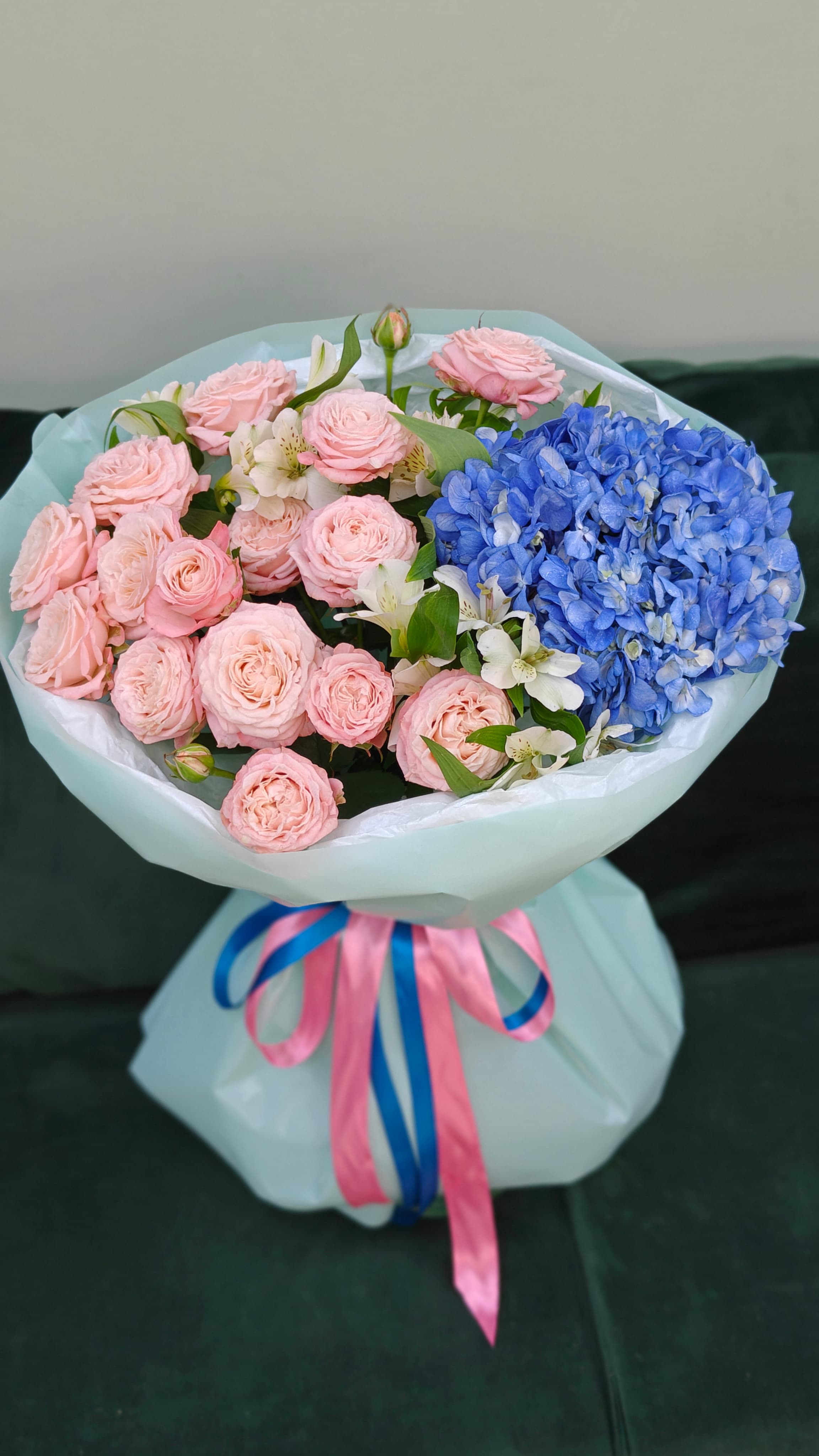 Букет голубой гортензии, пионовидных кустовых роз