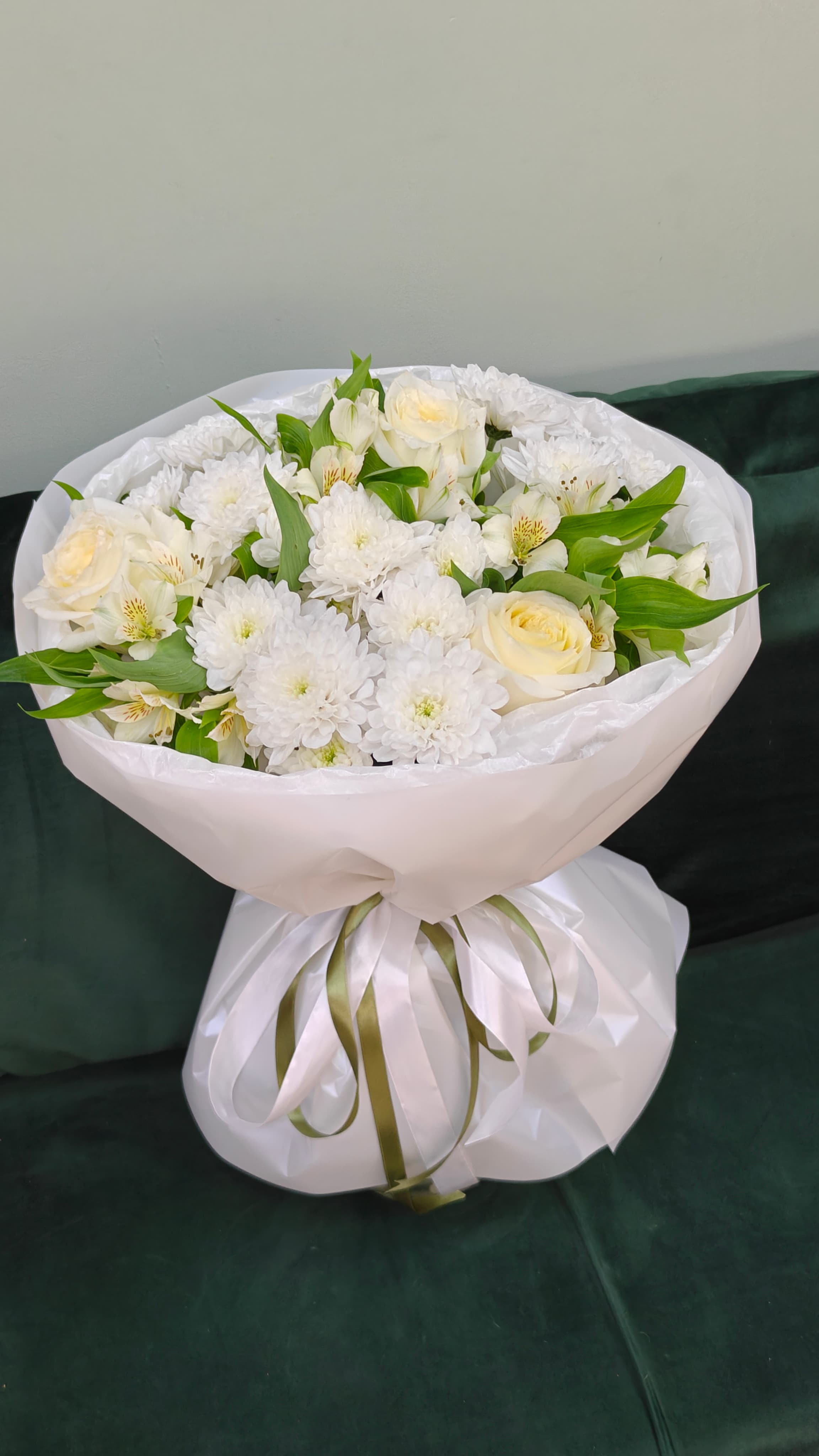 Букет пионовидных роз, хризантемы