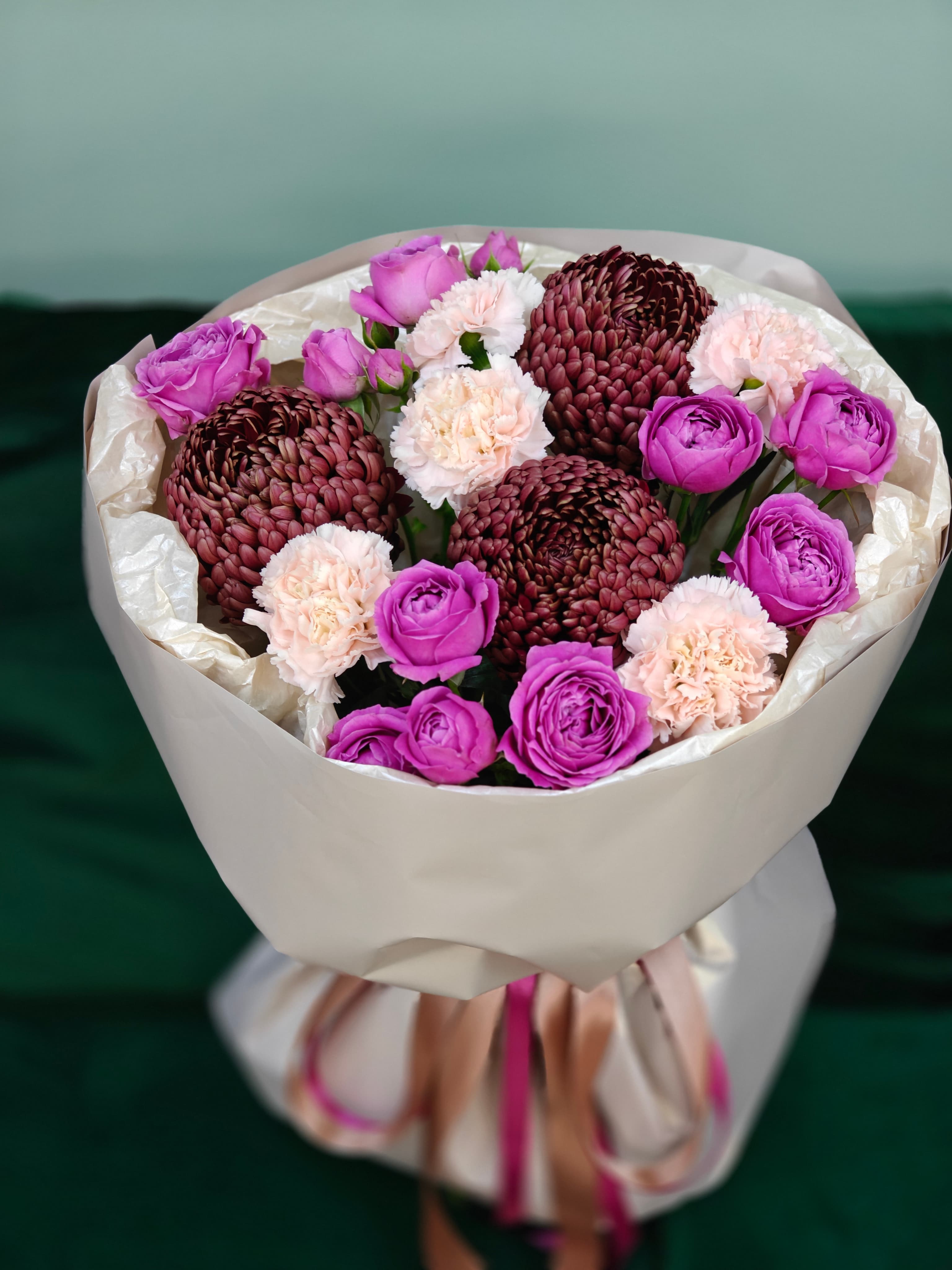 Букет из пионодных роз, диантусов, бигуди