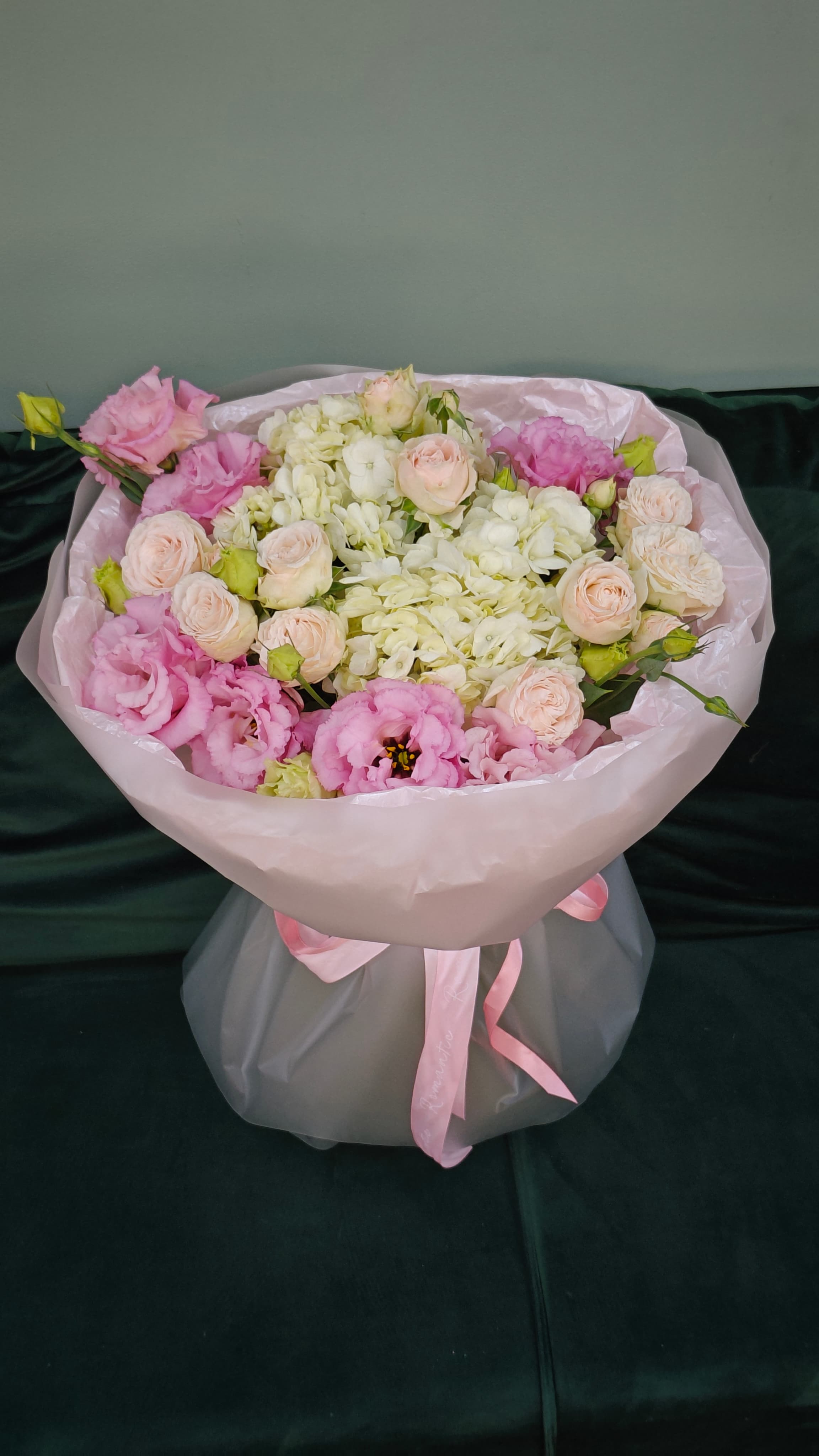 Букет из гортензии, роз кустовых