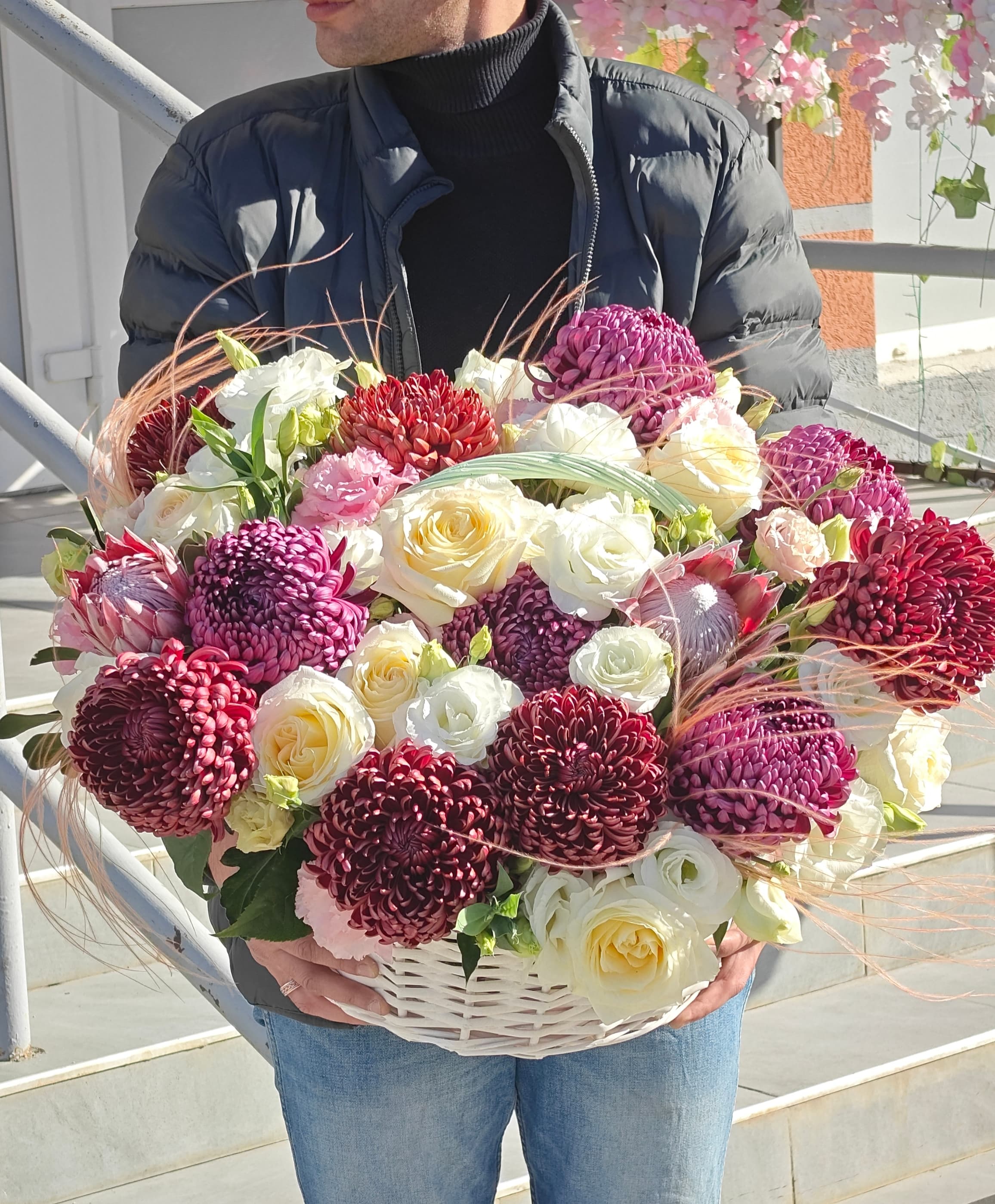 Корзина хризантем, роз, эустомы