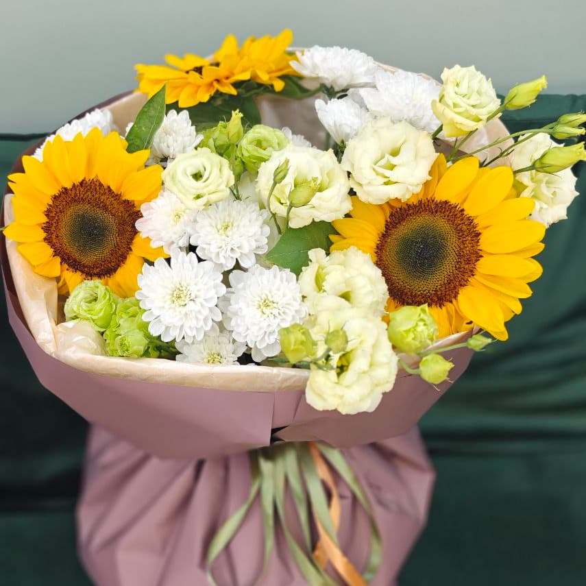 Букет из подсолнухов, эустомы, хризантемы