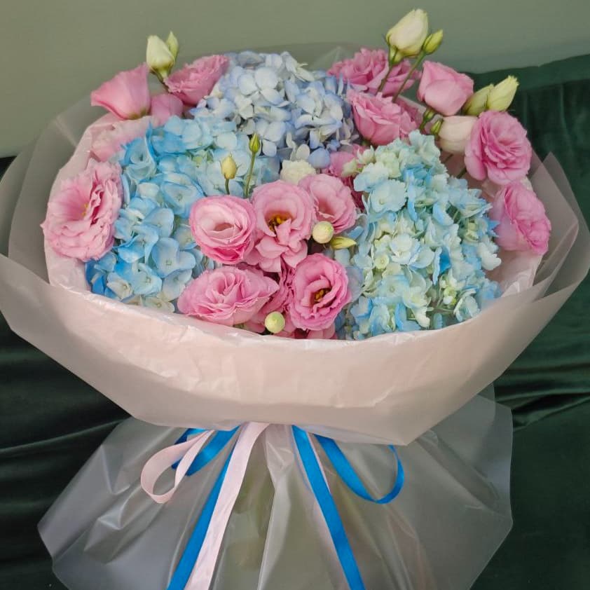 Букет из гортензии и эустомы