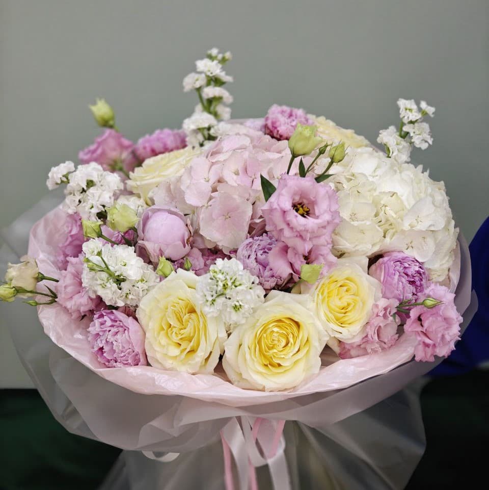 Букет пионов с гортензией