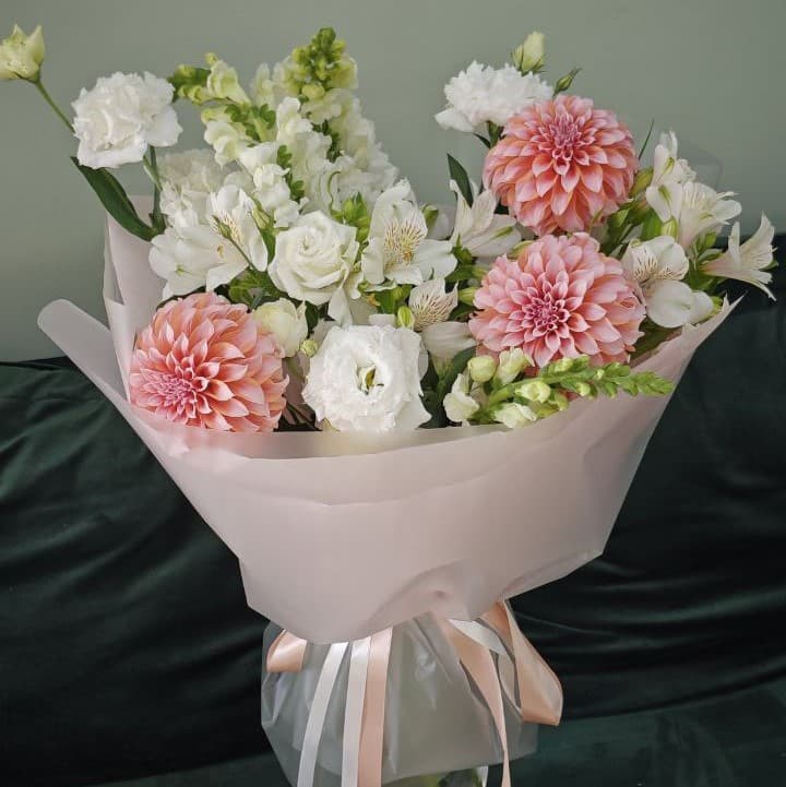 Букет из Георгин, эустомы, альстромерии