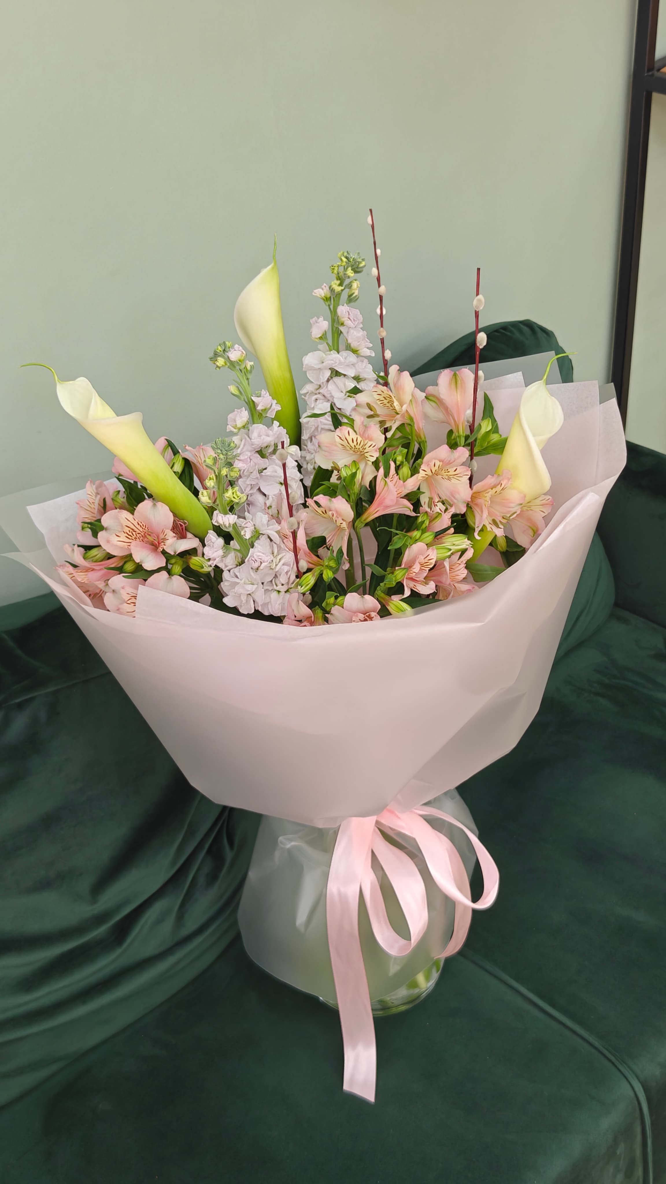 Букет калл, матиолы, вербы