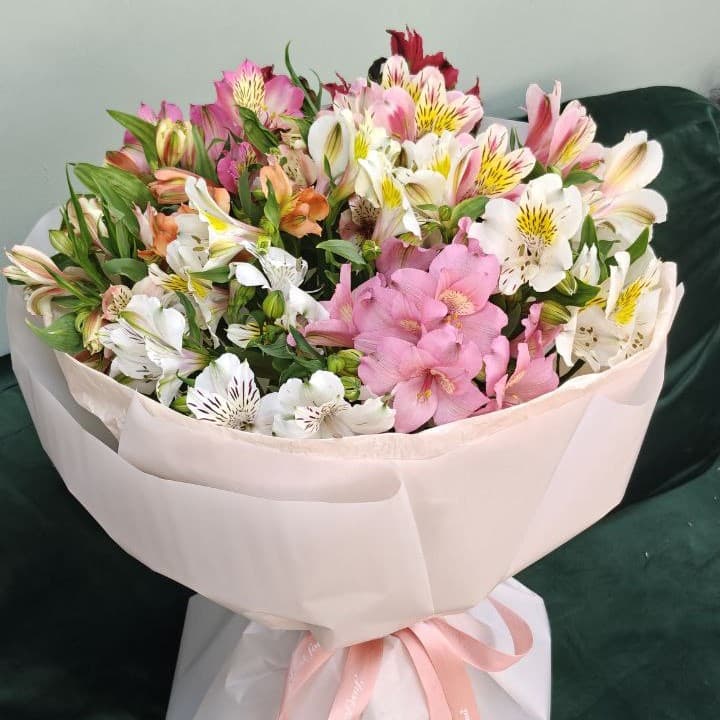 Букет альстромерии