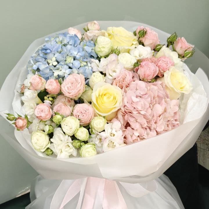 Букет из гортензии, пионовидных роз